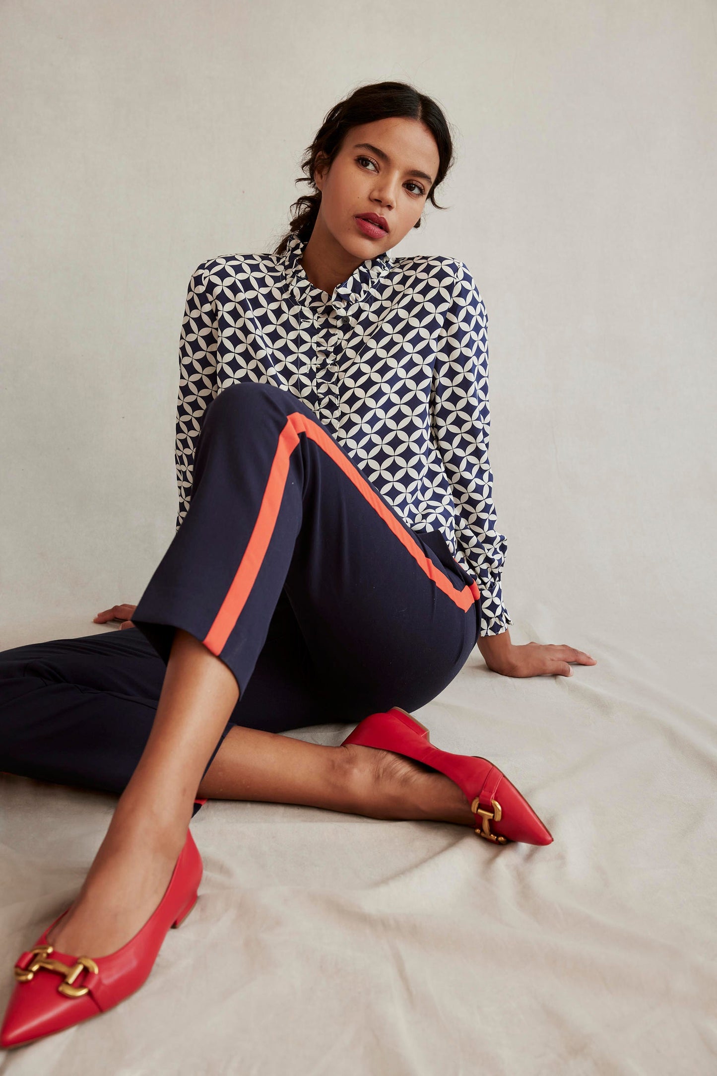 Seidenbluse mit Rüschenkragen-Marineblau, Abgestufte Diamanten