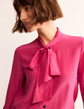 Blouse boutonnée et nouée au col-Rose revisité
