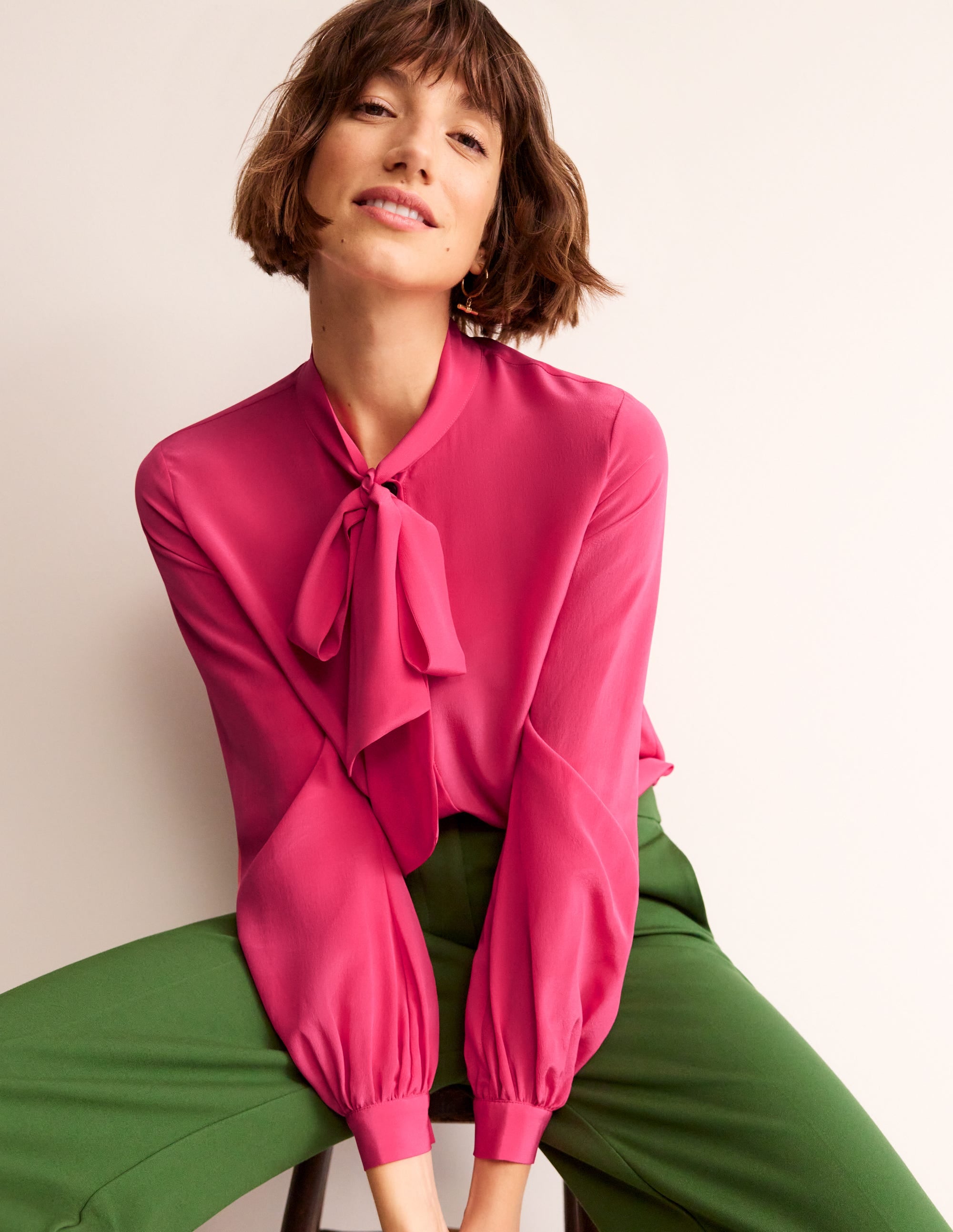 Blouse boutonnée et nouée au col-Rose revisité - Image 4