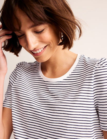 T-Shirt aus Baumwolle mit Puffärmeln-Naturweiß/Navy, Gestreift