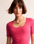 Doppellagiges T-Shirt mit tiefem Rundhalsausschnitt-Rosa neu gedacht