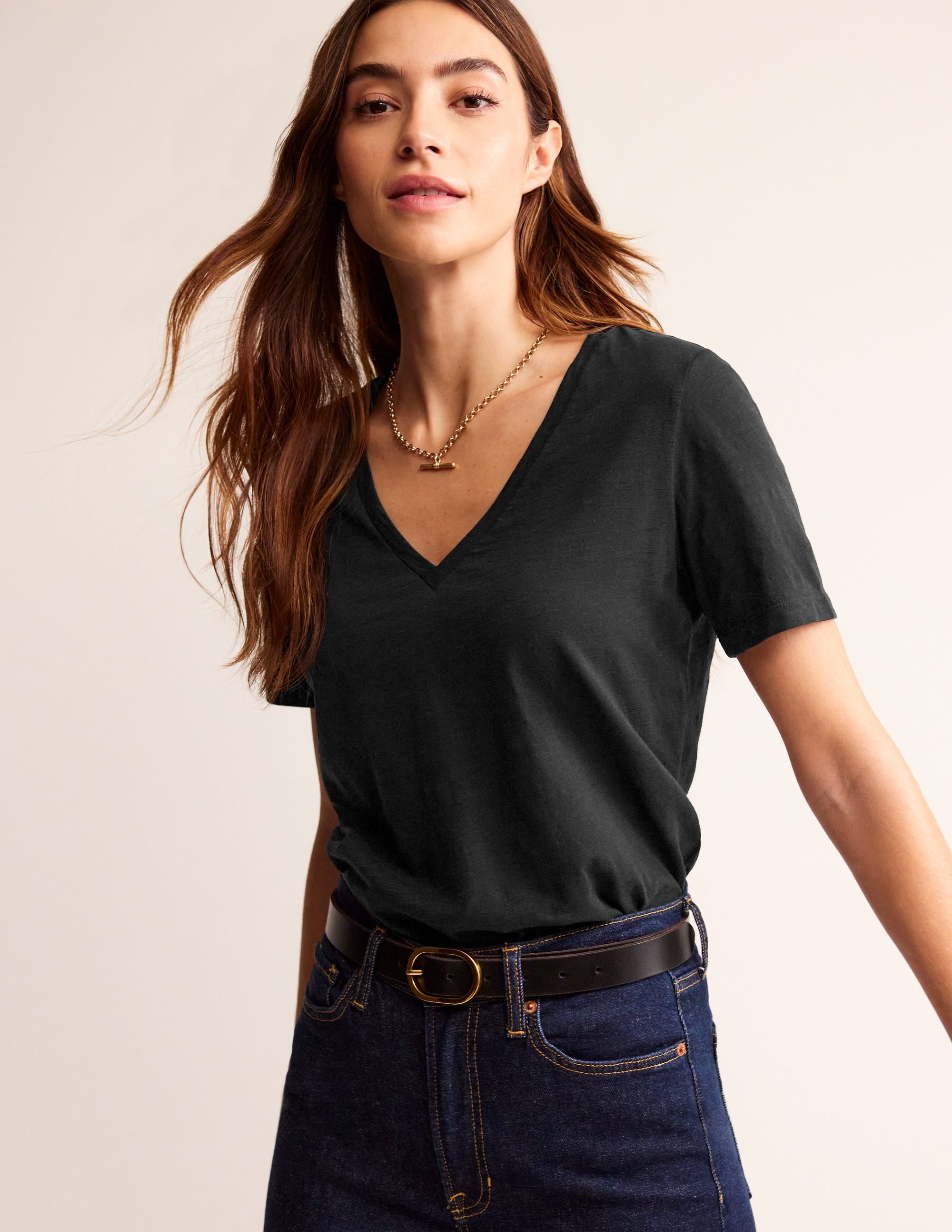 Flammgarn-T-Shirt mit V-Ausschnitt und regulärer Passform-Schwarz - Image 1