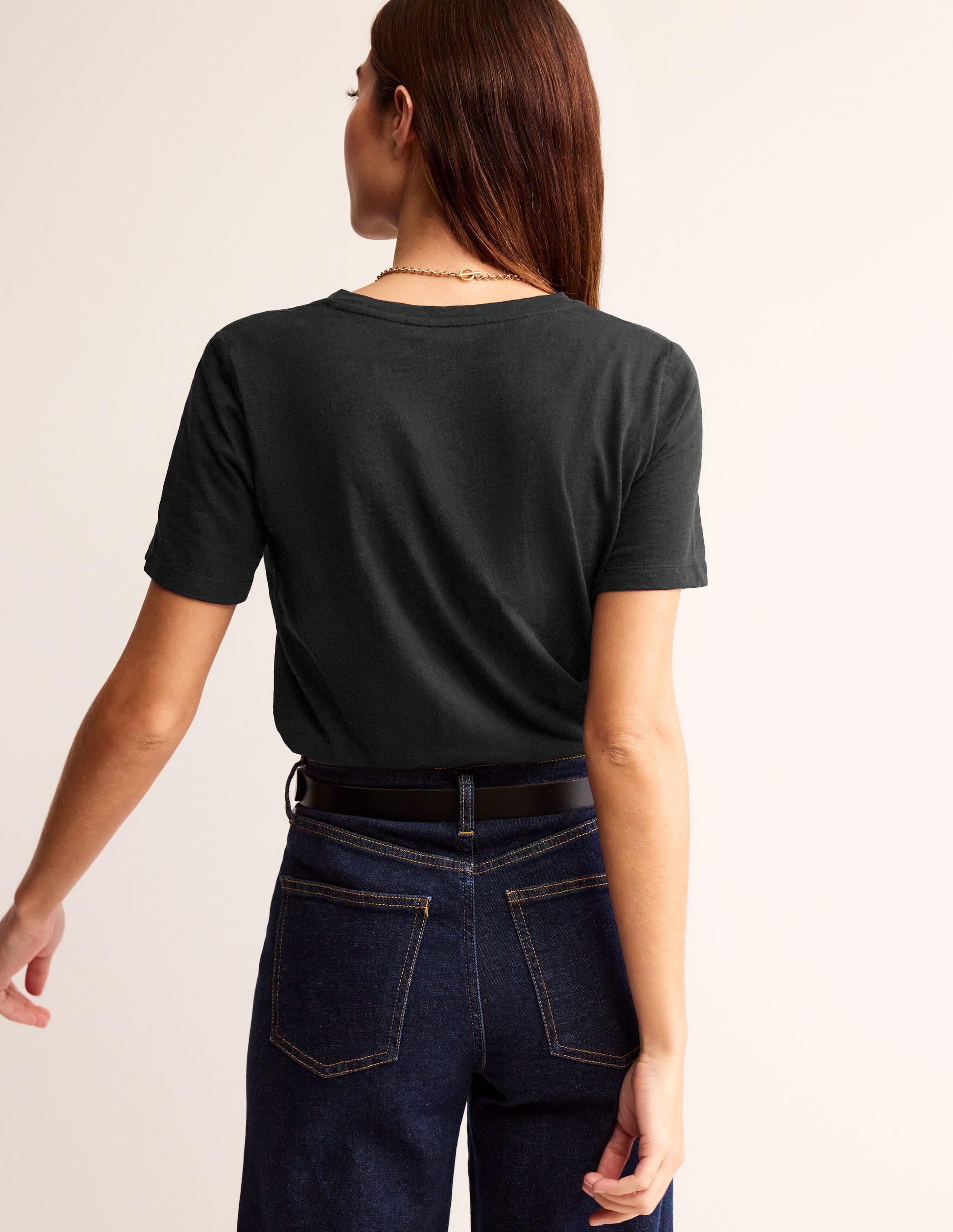 Flammgarn-T-Shirt mit V-Ausschnitt und regulärer Passform-Schwarz - Image 3