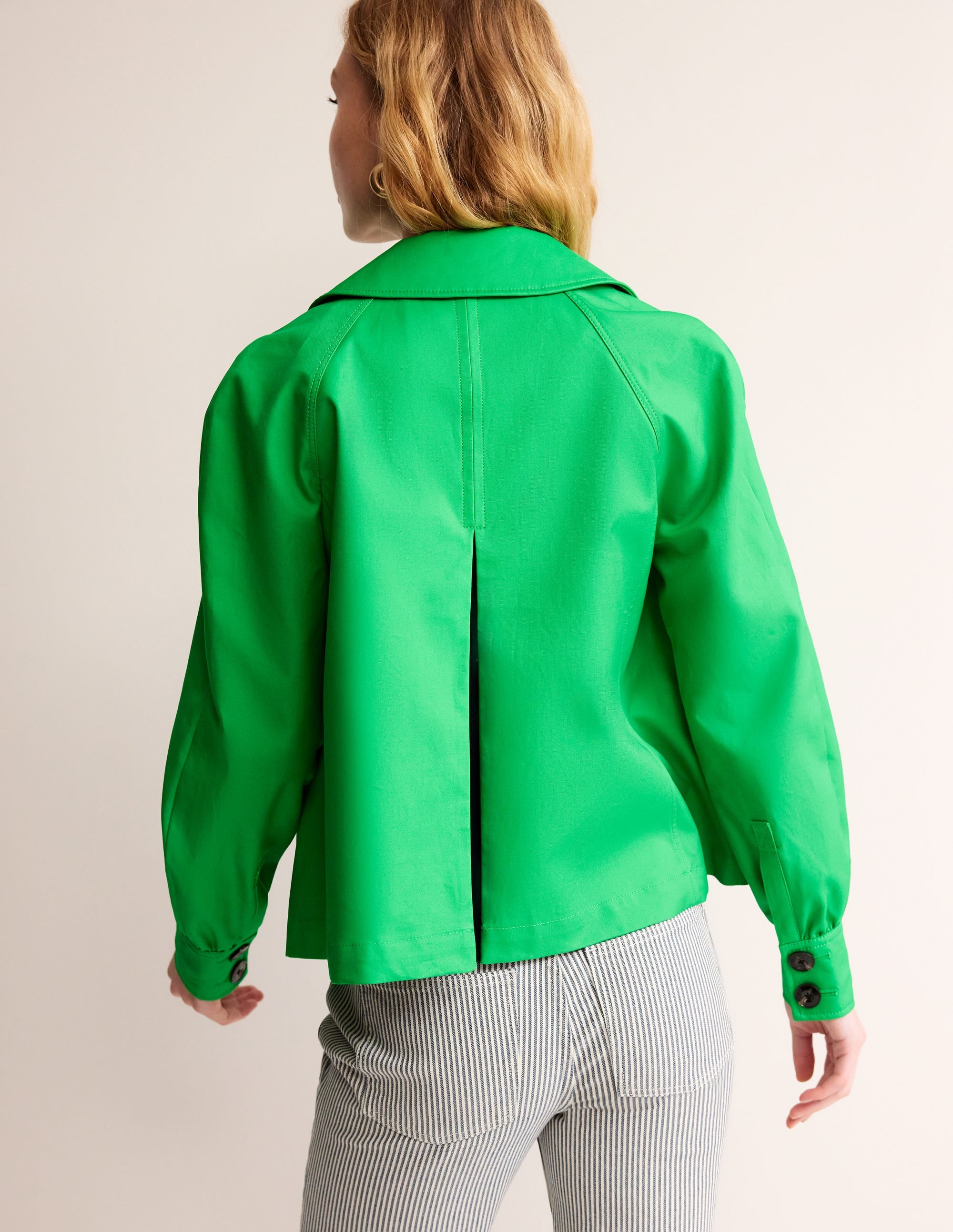 Kurzer Trenchcoat-Strahlendes Grün mit knalligem Marineblau - Image 3