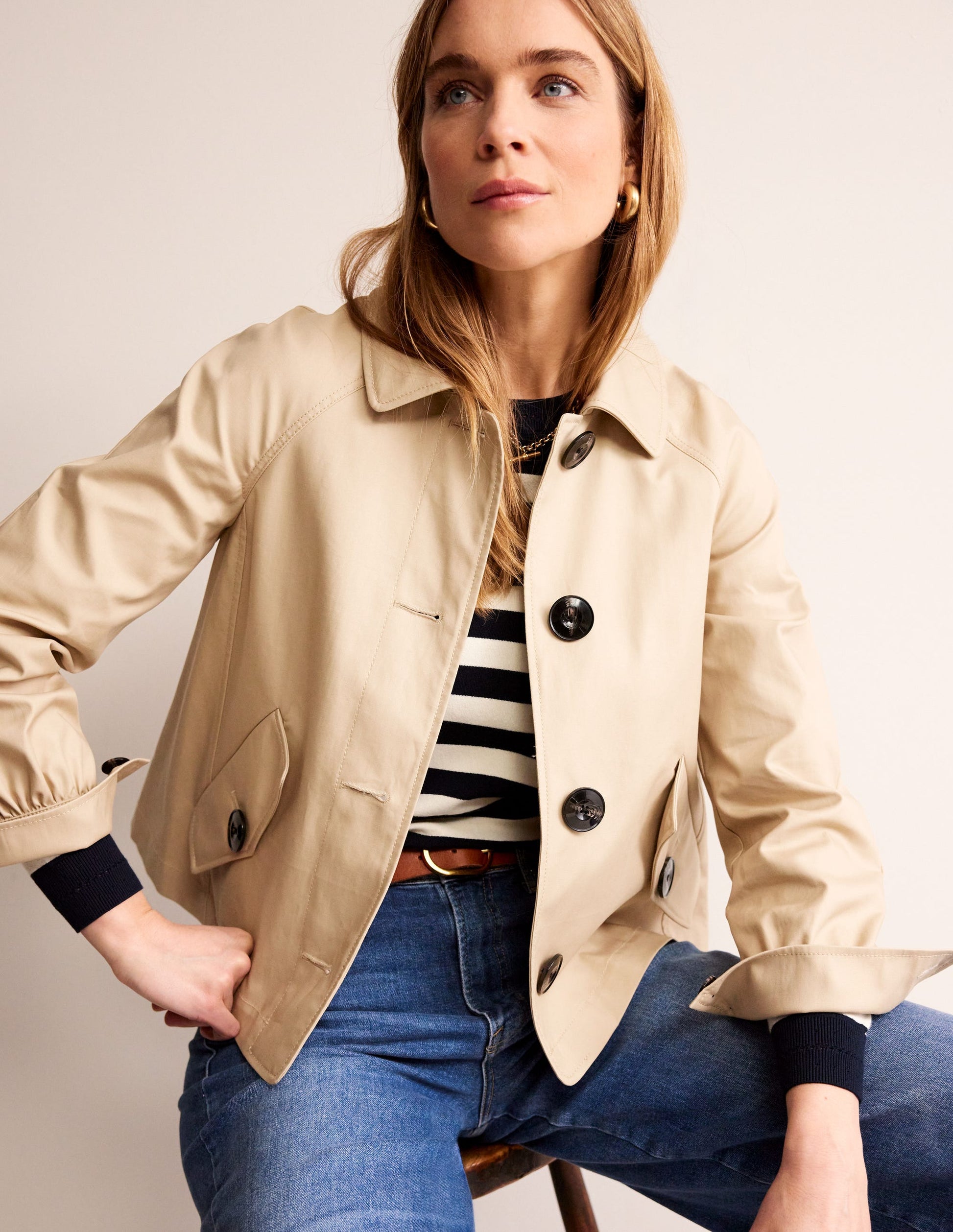 Kurzer Trenchcoat-Neutral mit knalligem Rot-1