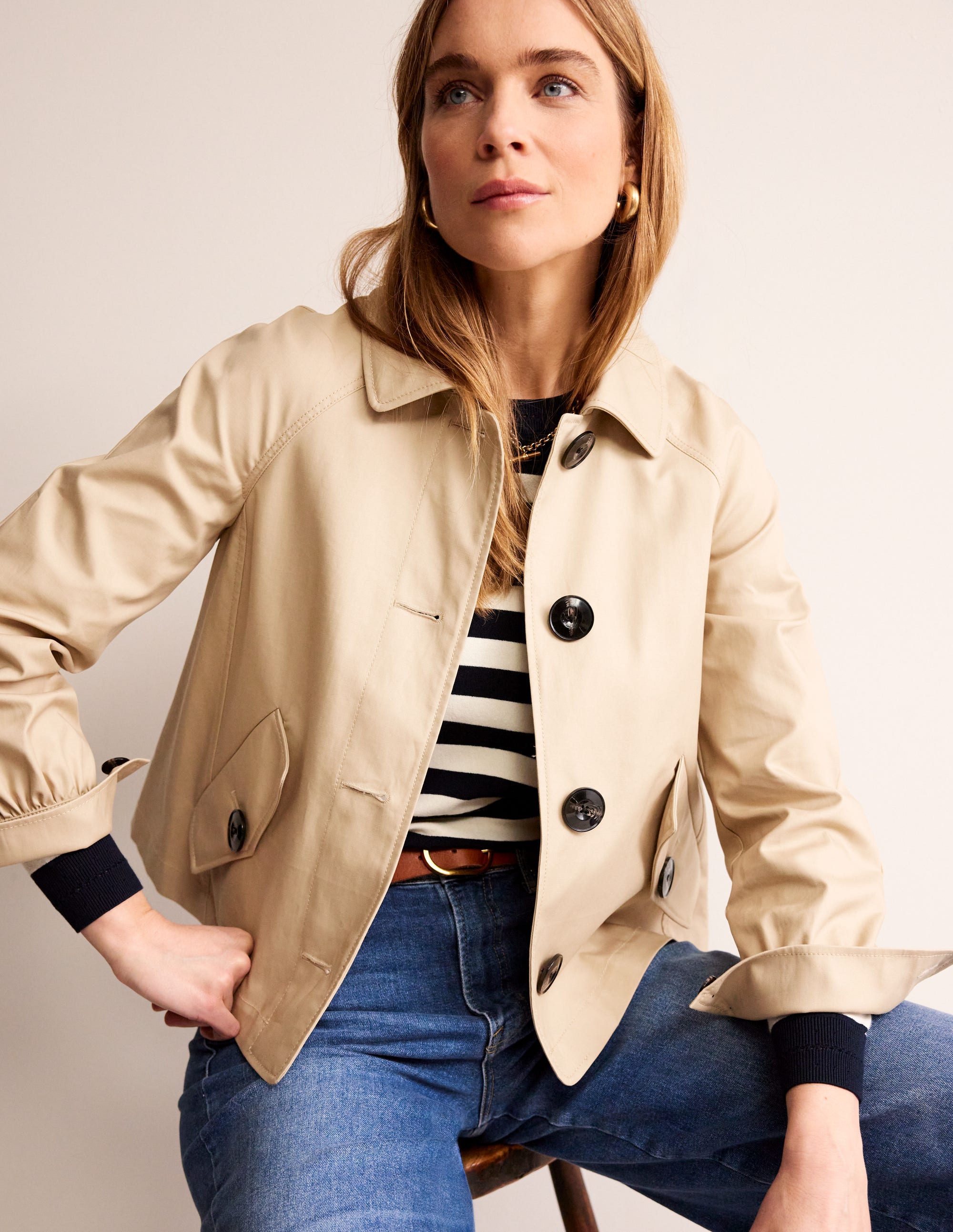 Kurzer Trenchcoat-Neutral mit knalligem Rot - Image 1