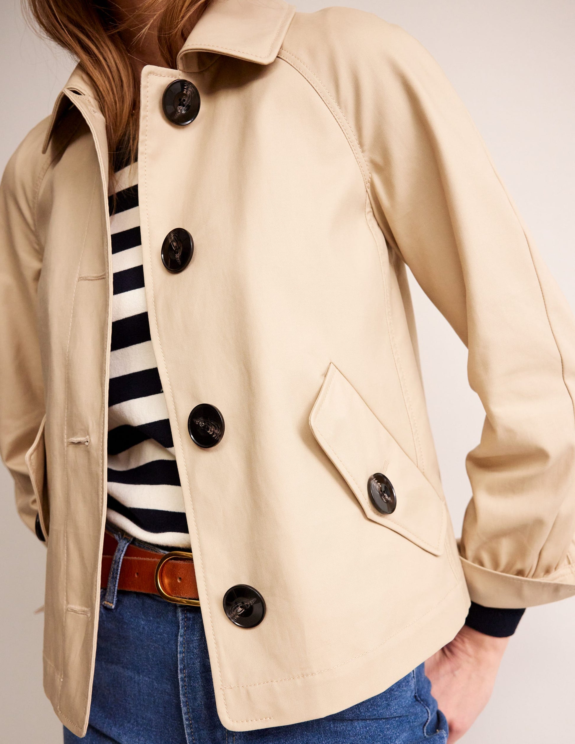 Kurzer Trenchcoat-Neutral mit knalligem Rot-2