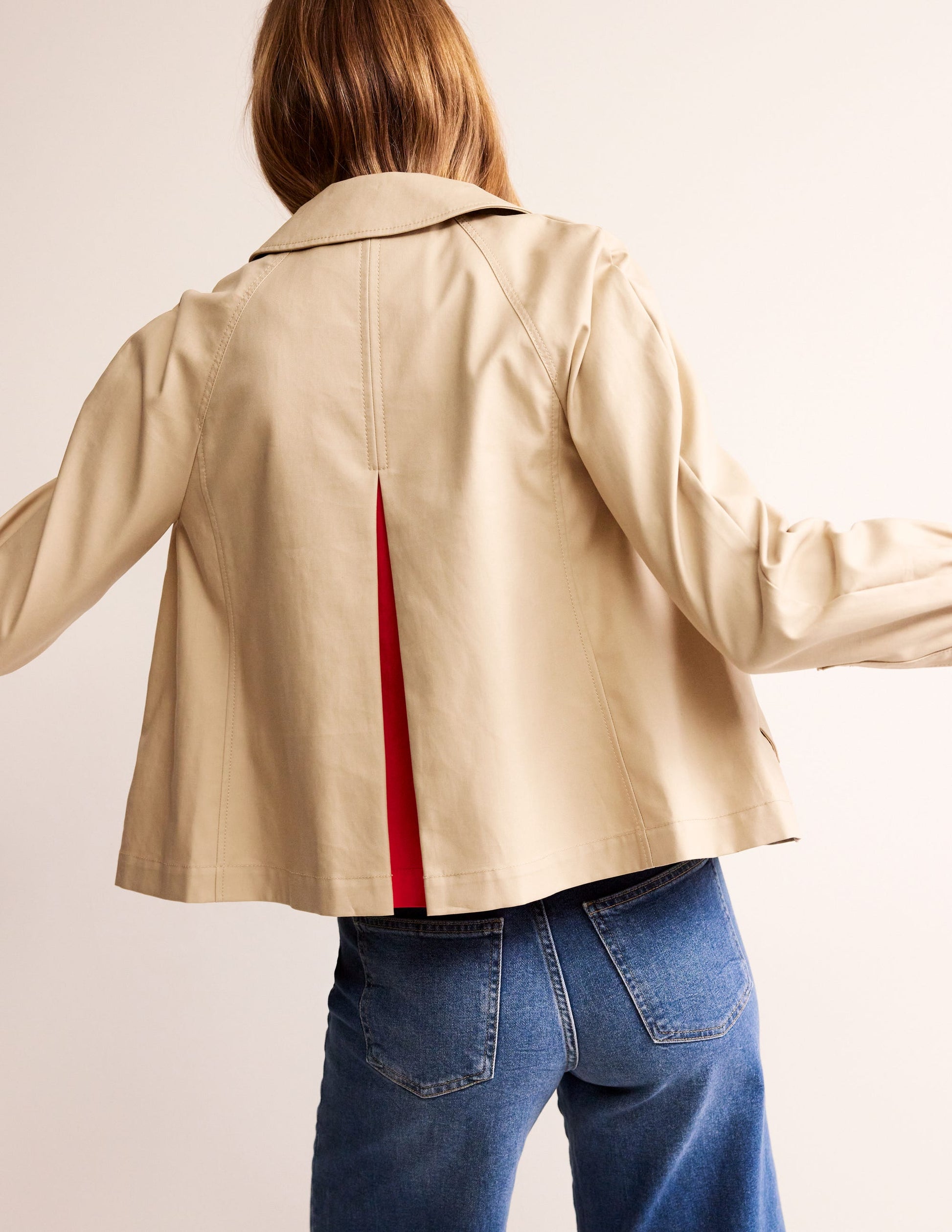 Kurzer Trenchcoat-Neutral mit knalligem Rot-3