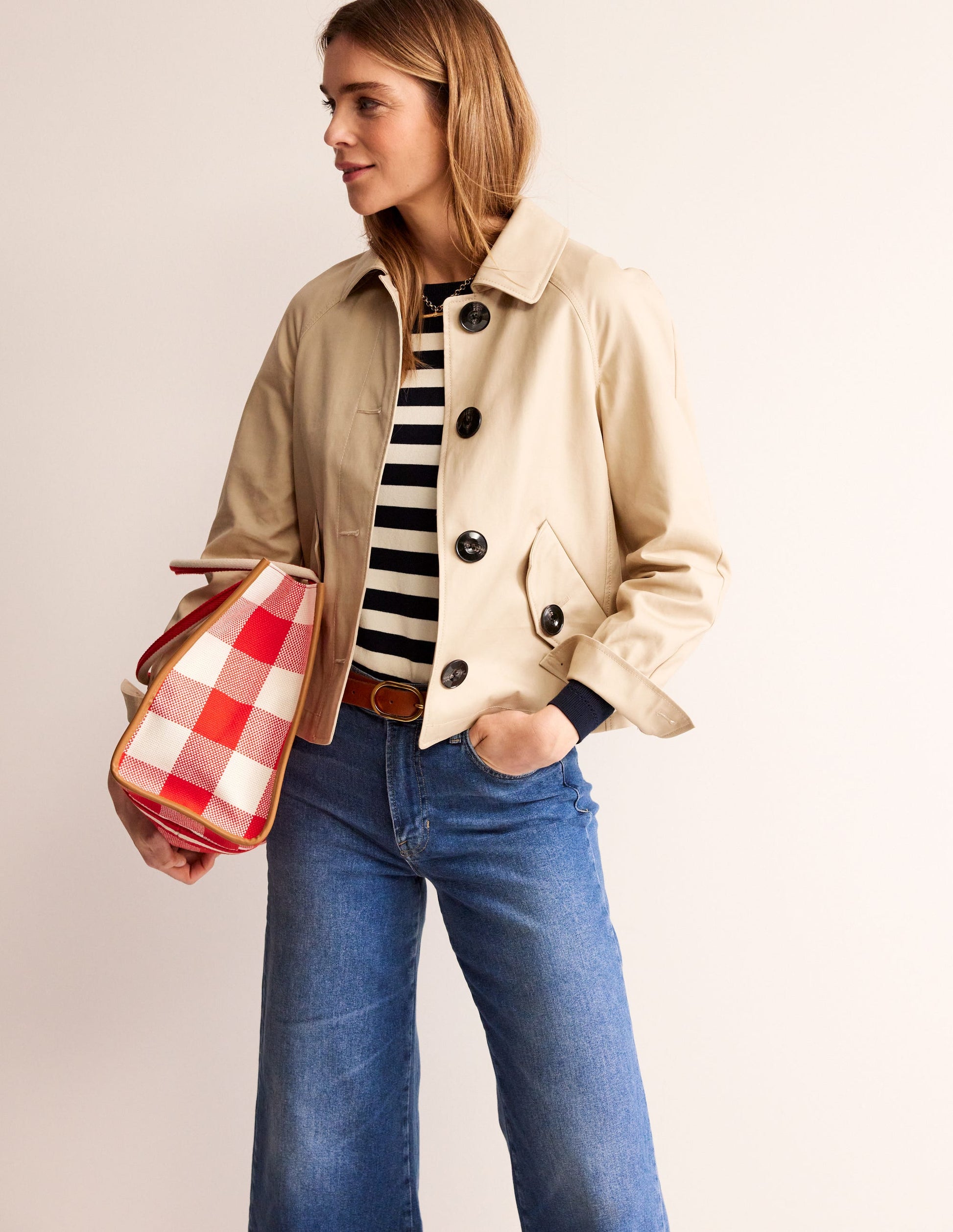 Kurzer Trenchcoat-Neutral mit knalligem Rot-4