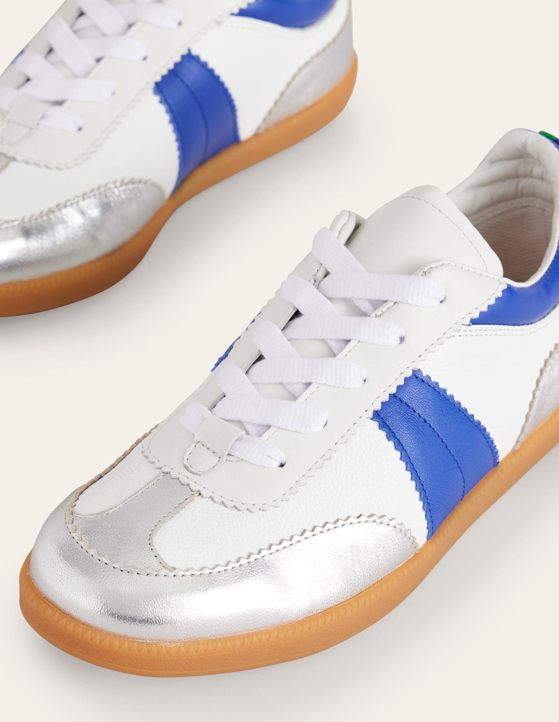 Erin Retro-Tennisschuhe-Weiß, leuchtendes Blau und Silber-4