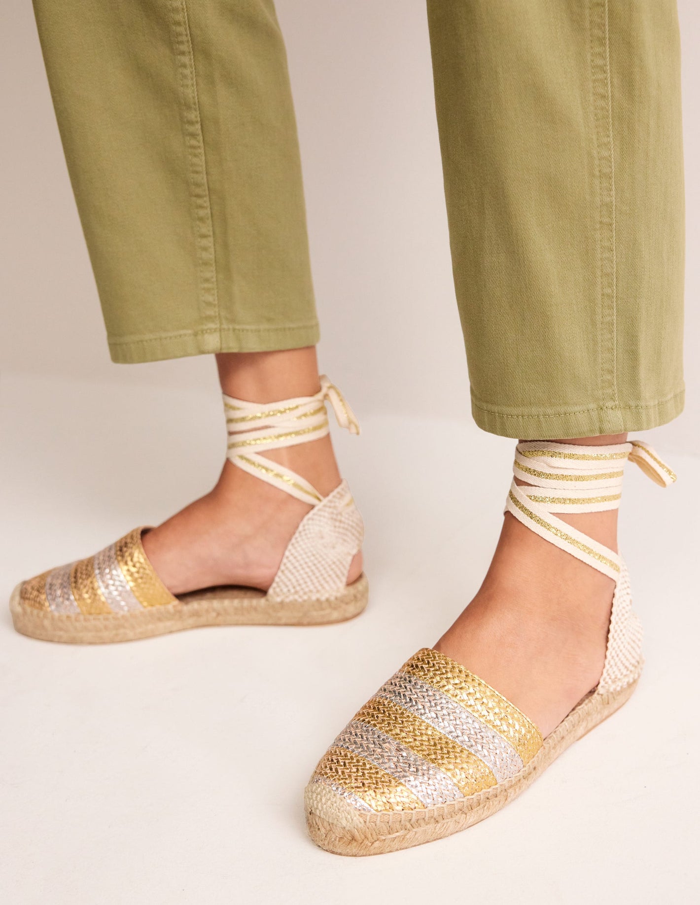 Flache Espadrilles mit Schnürung am Knöchel-Gold/Silber