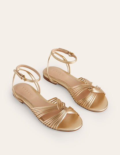 Flache Sandalen mit Twistdetail-Gold Metallic-Leder