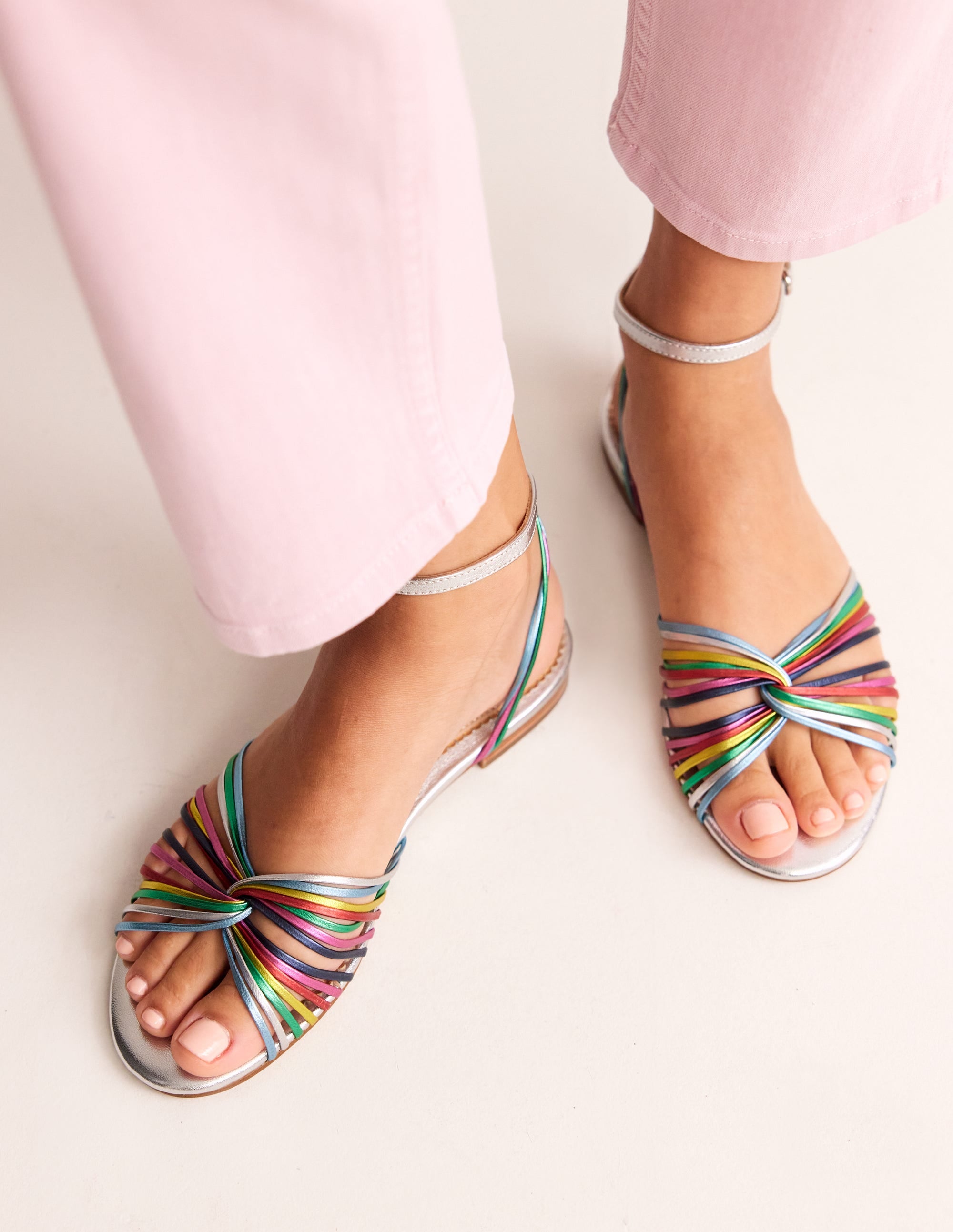 Flache Sandalen mit Twistdetail-Bunt Metallic-Leder - Image 1