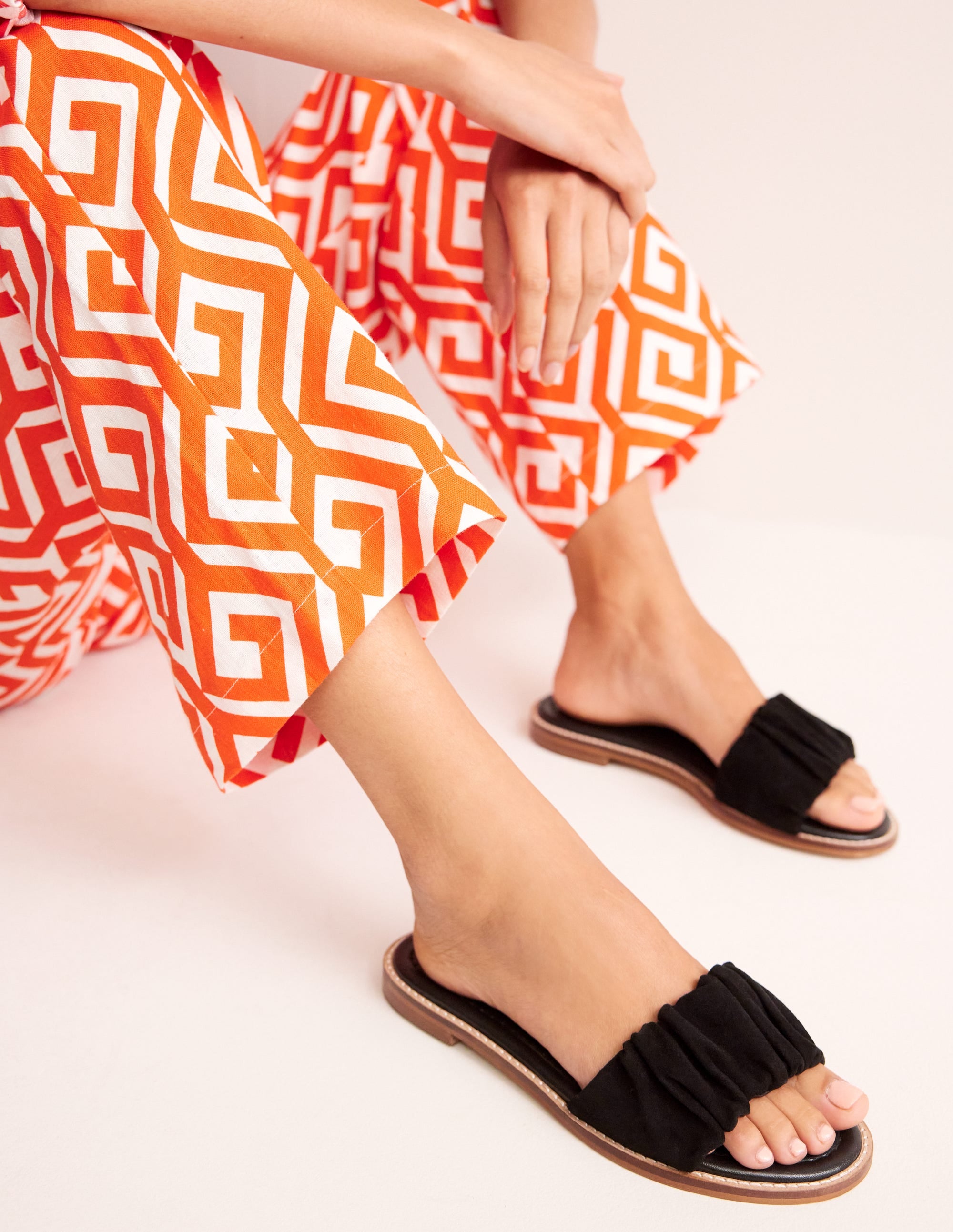 Ruched Flat Sandals-Black - Image 3