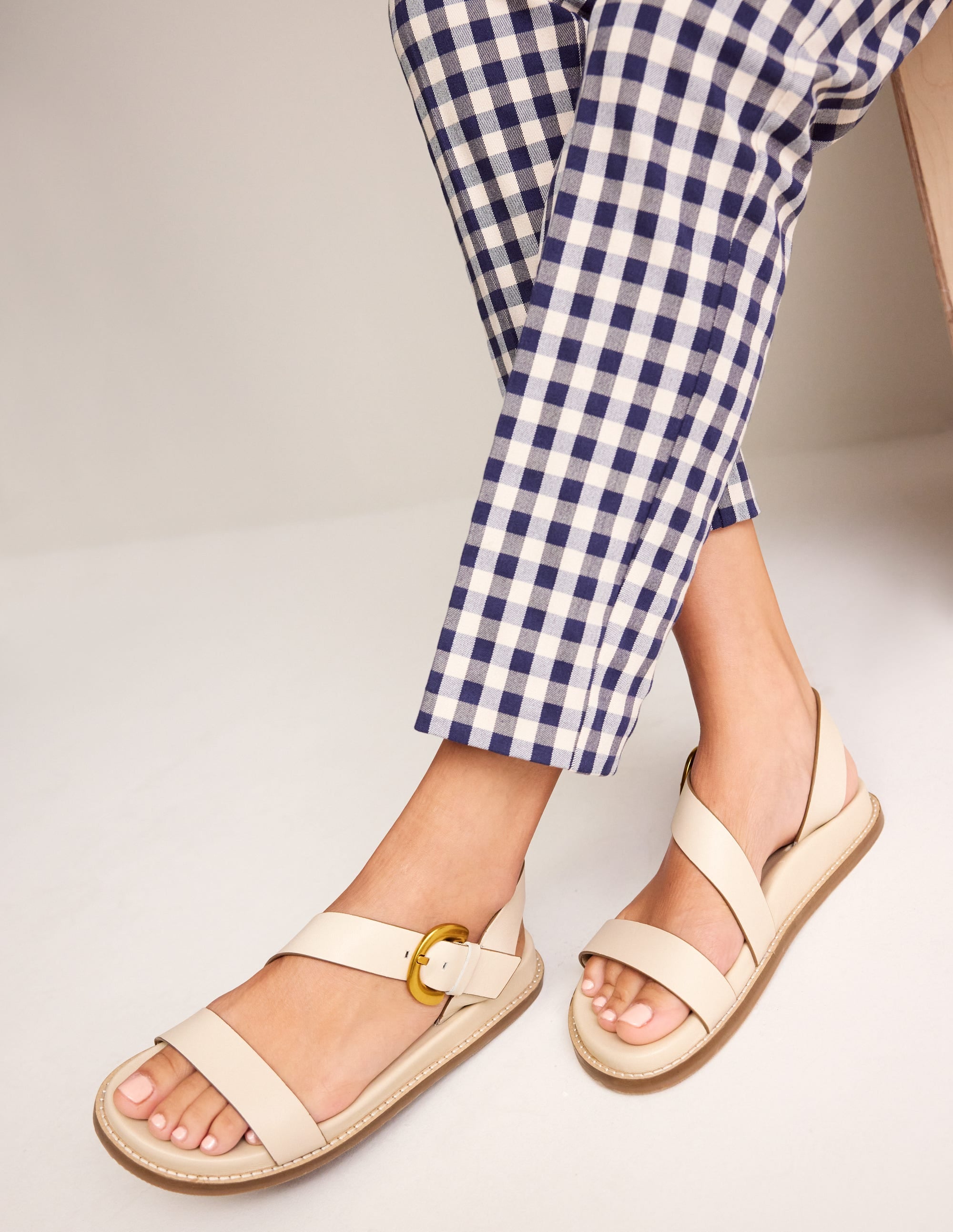 Sandale mit dicker Schnalle-Ivory and Navy Spot - Image 1