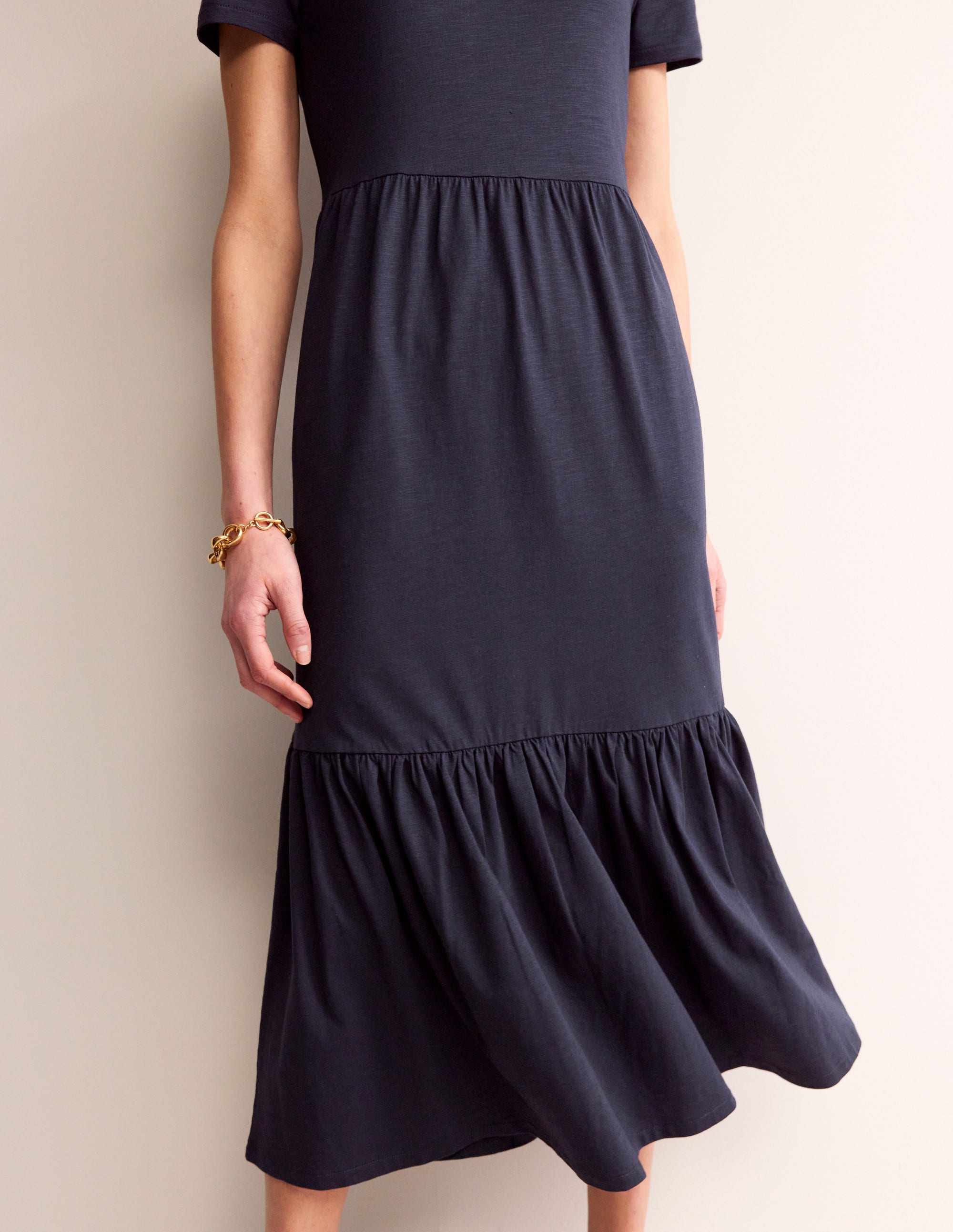 Emma Gestuftes Jersey-Midikleid-Marineblau - Image 2