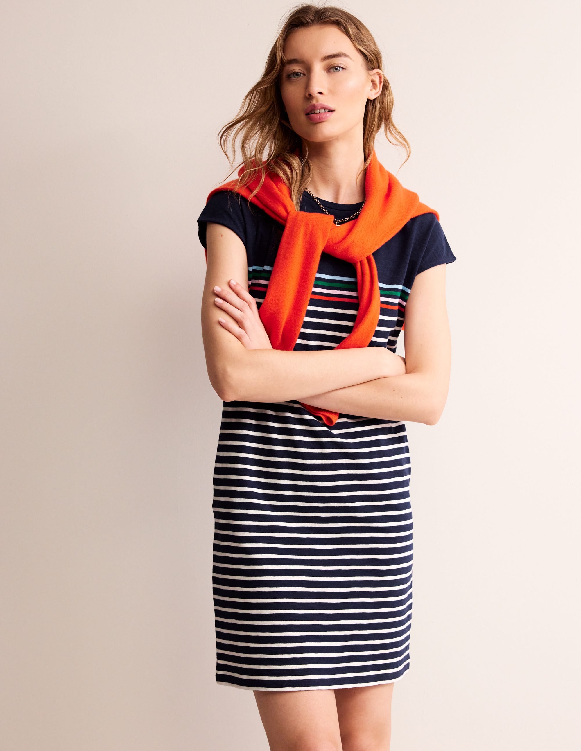 Leah T-Shirt-Kleid aus Jersey-Marineblau, Naturweiß Bunt Streifen - Image 1