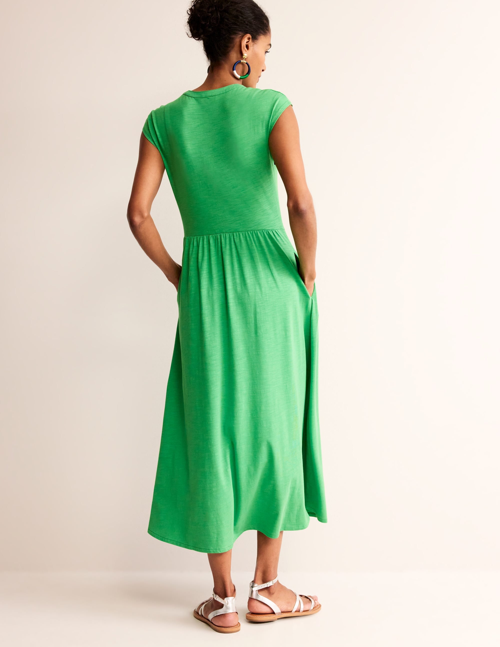 Chloe Jersey-Midikleid mit gekerbtem Ausschnitt-Kelly Grün - Image 3