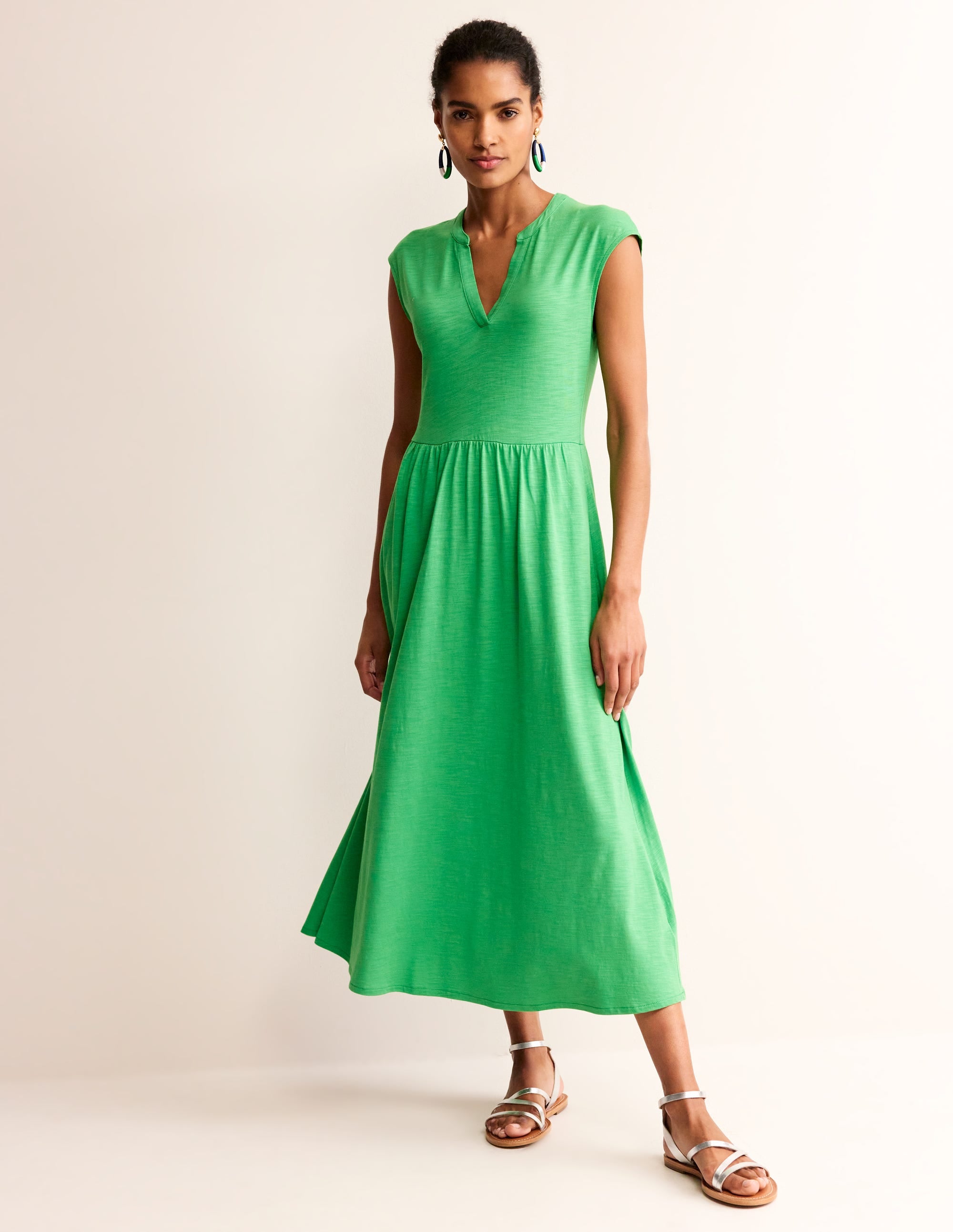 Chloe Jersey-Midikleid mit gekerbtem Ausschnitt-Kelly Grün - Image 4