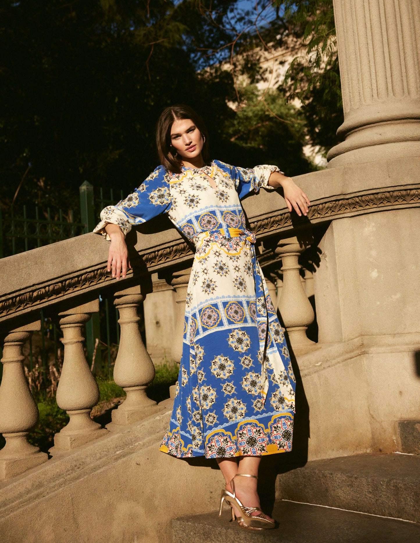 Robe longue de cérémonie à manches blousantes-Bleu connecté, motif Mosaic Charm