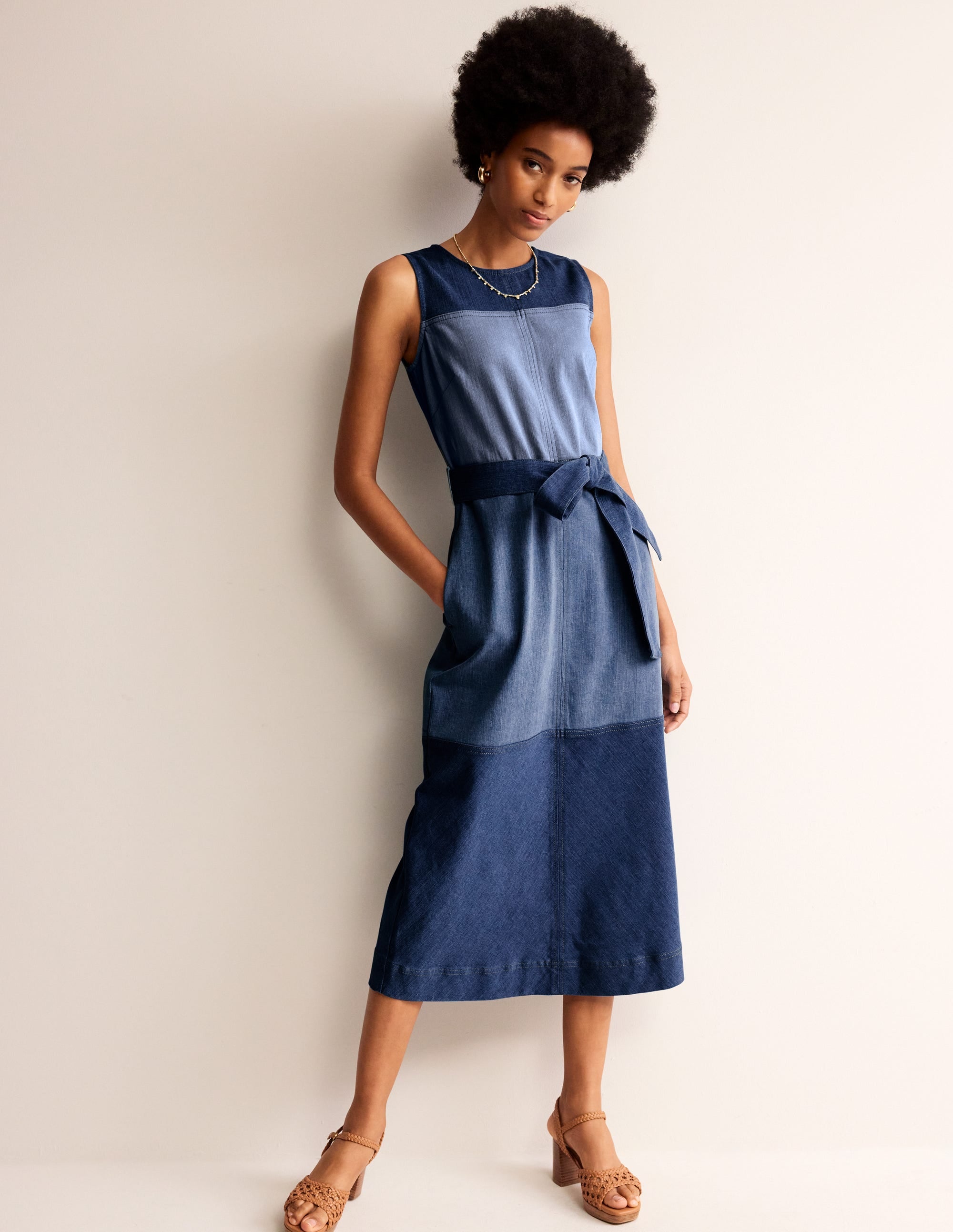 Jeansflickenkleid in Midilänge-Versetzte Jeansflicken - Image 1