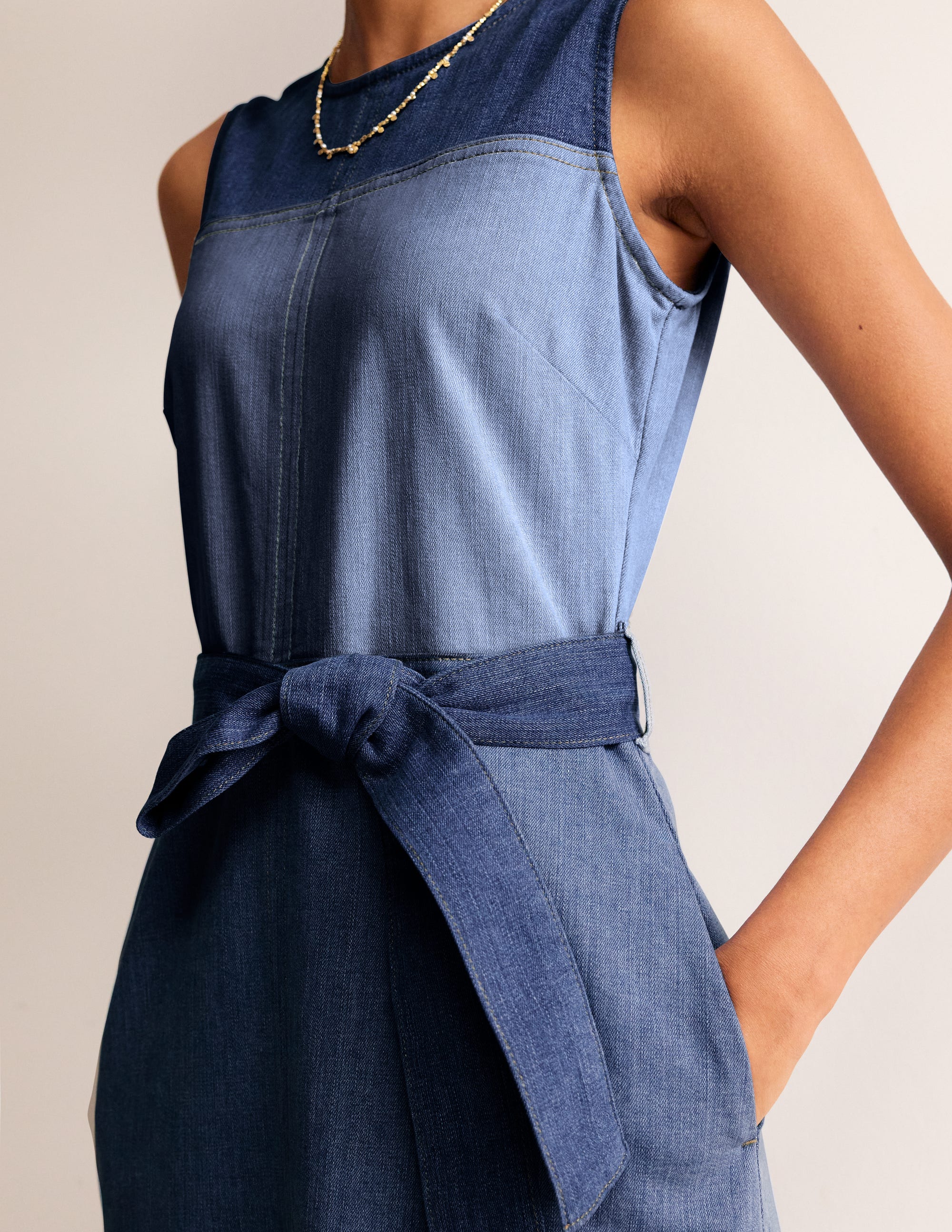 Jeansflickenkleid in Midilänge-Versetzte Jeansflicken - Image 2