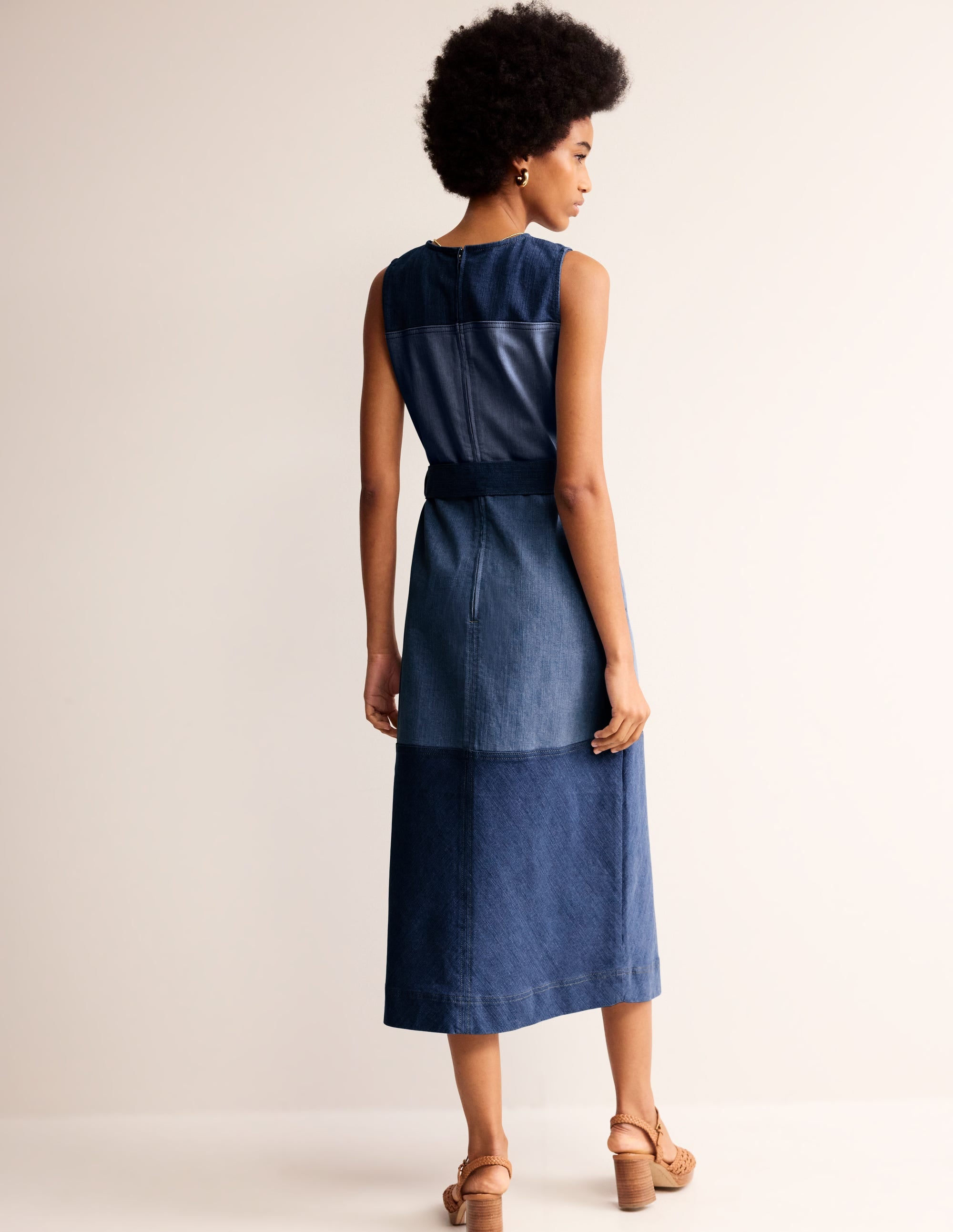 Jeansflickenkleid in Midilänge-Versetzte Jeansflicken - Image 3
