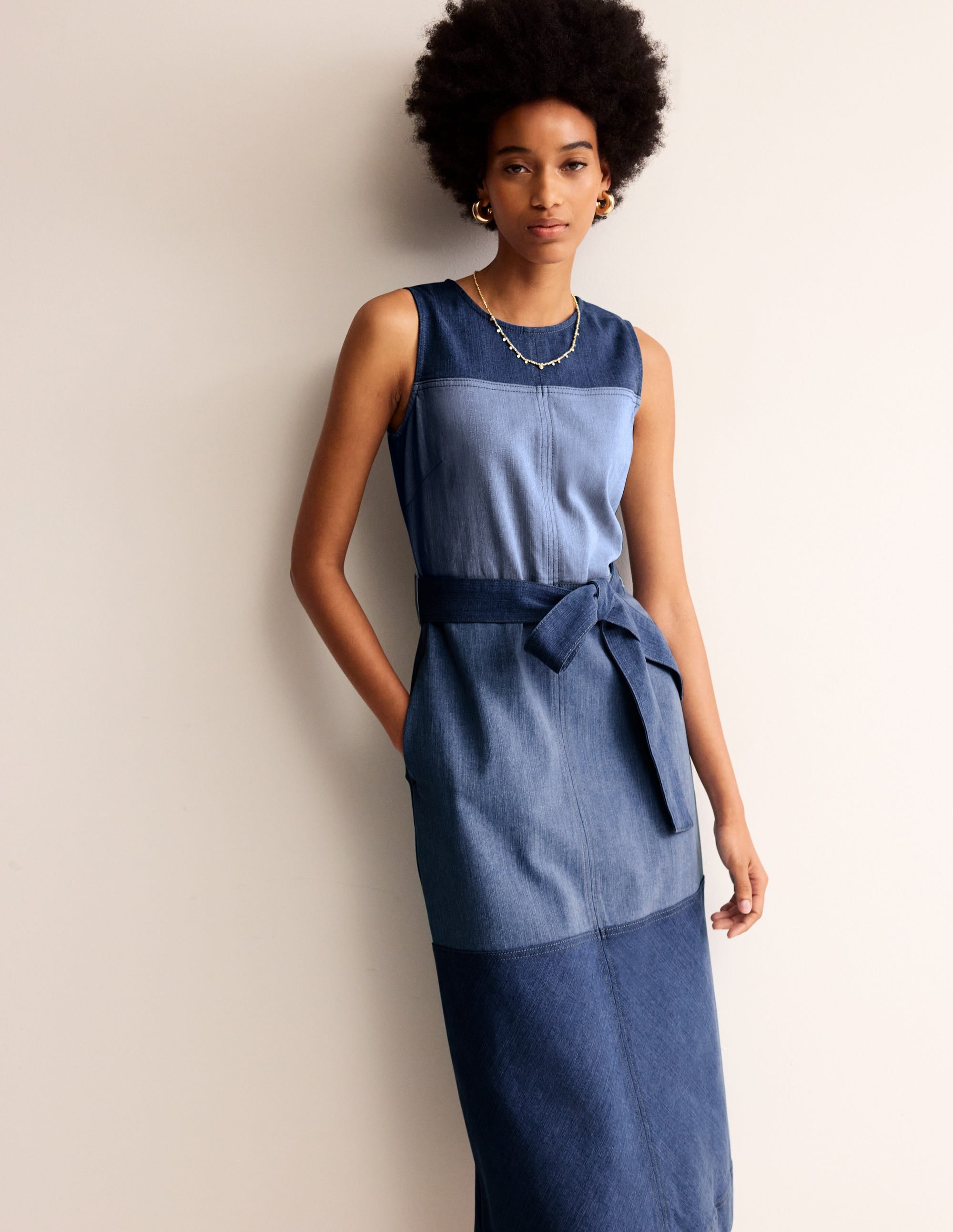 Jeansflickenkleid in Midilänge-Versetzte Jeansflicken - Image 4