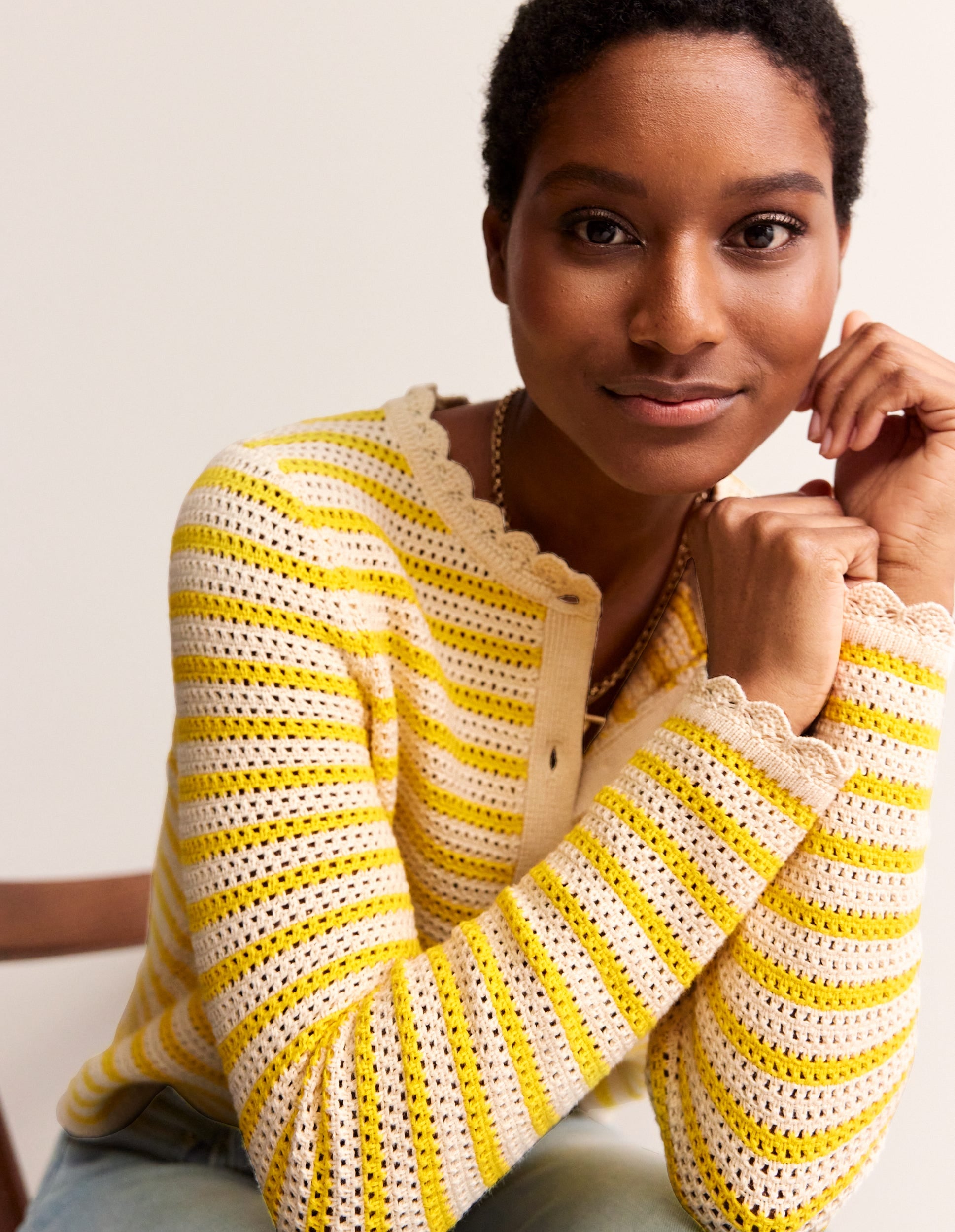 Texturierte Strickjacke mit Muschelsaum-Naturweiß/Maracuja-Gelb - Image 2
