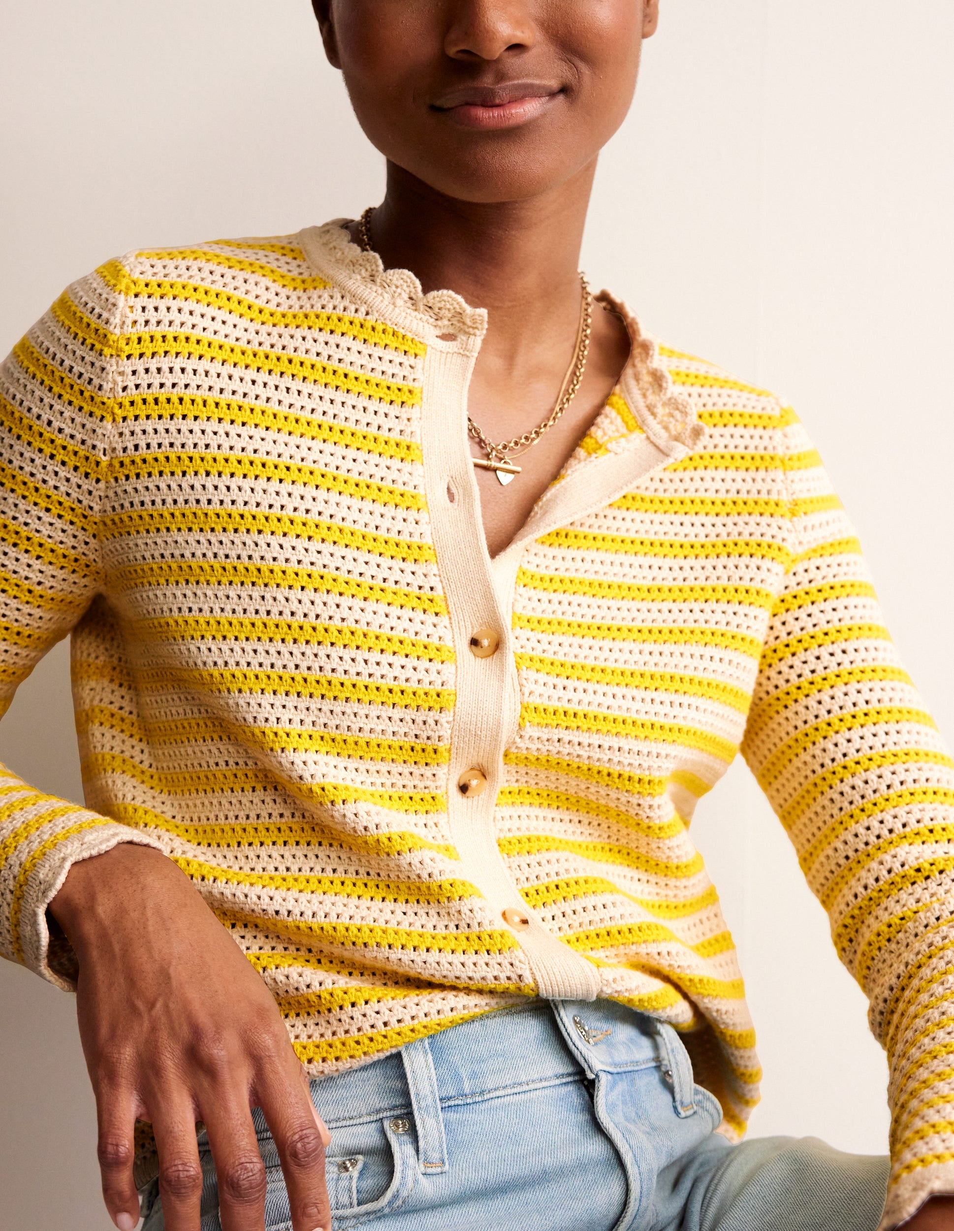 Texturierte Strickjacke mit Muschelsaum-Naturweiß/Maracuja-Gelb - Image 3
