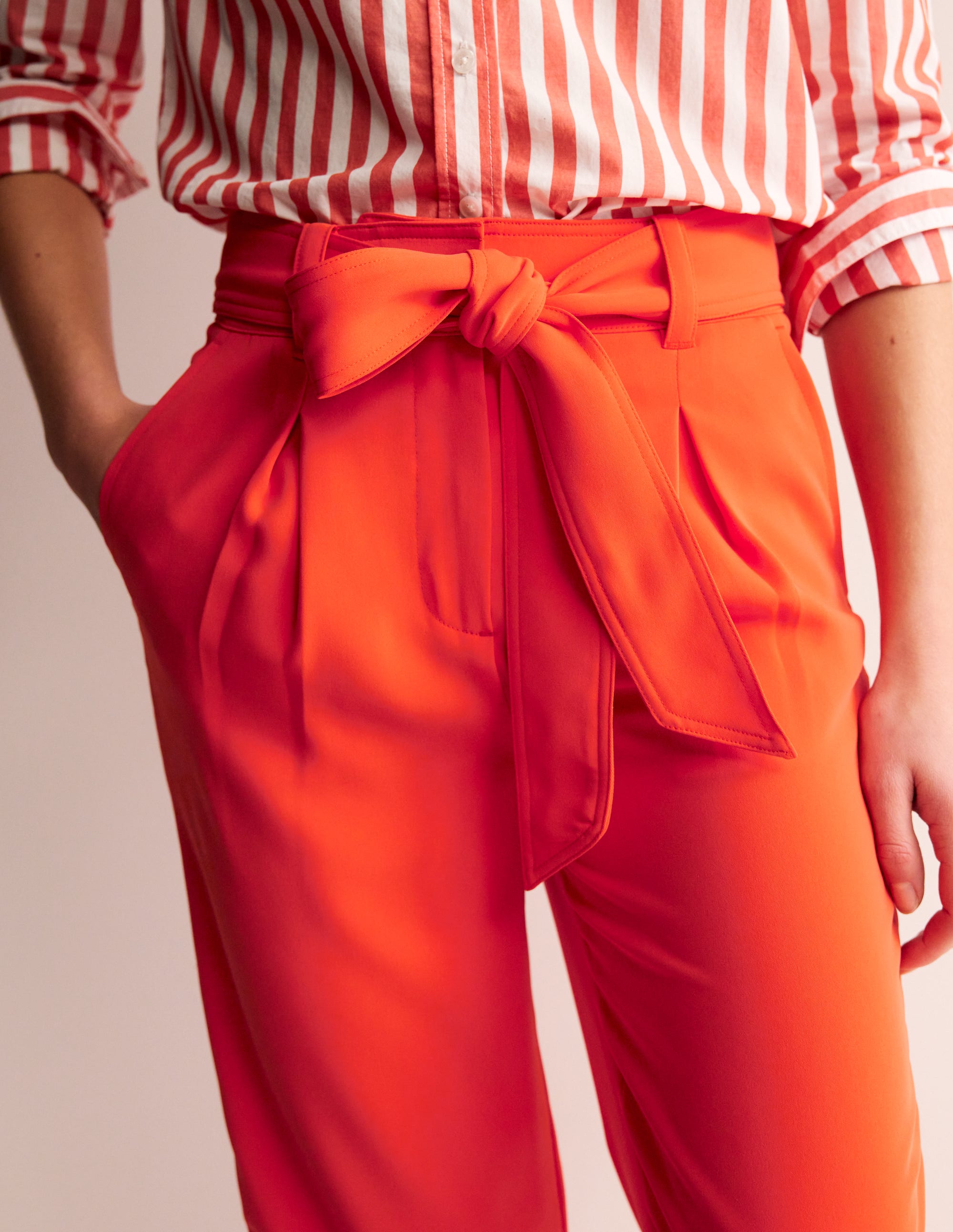Karottenhose mit Bindegürtel-Fiesta - Image 2