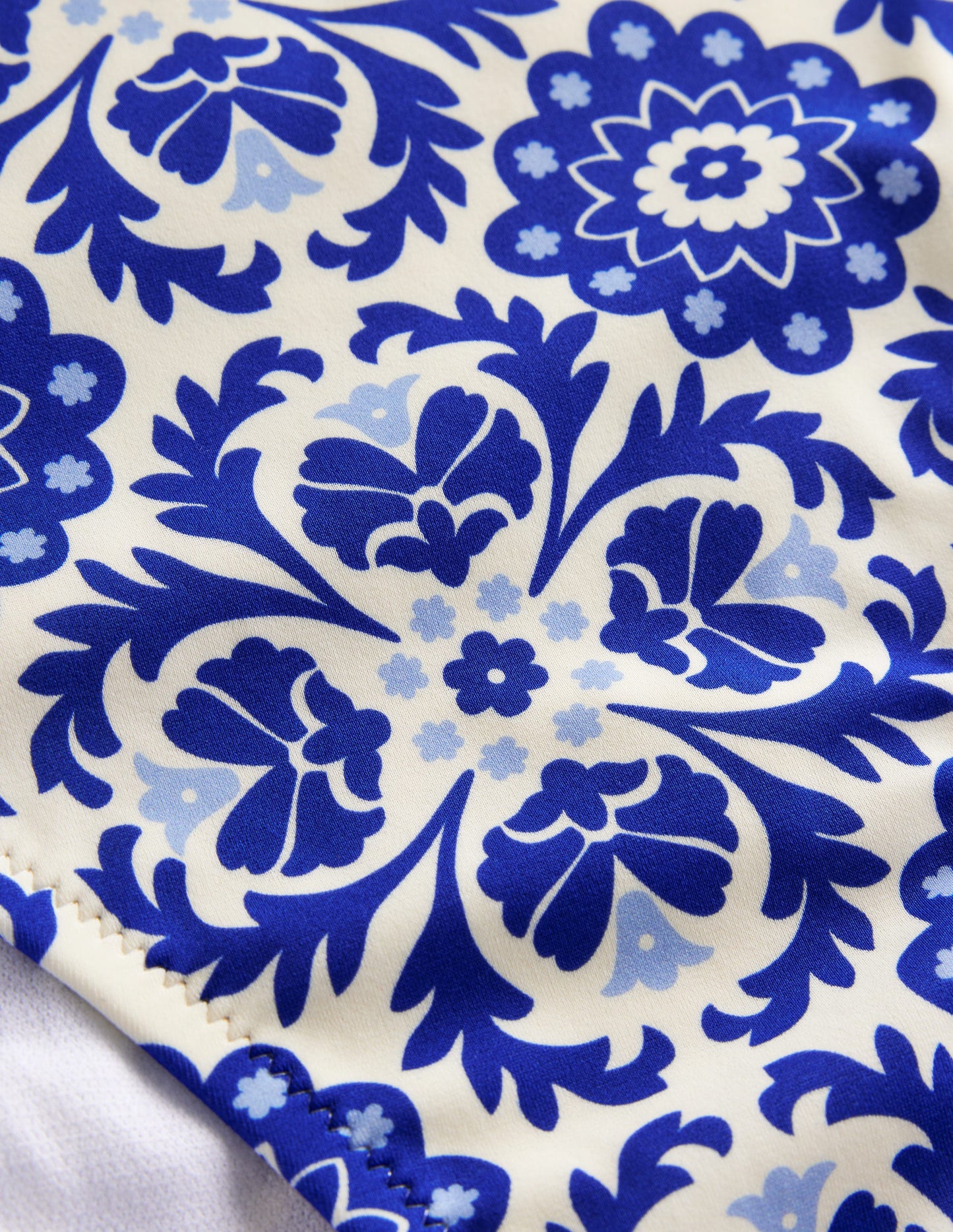 Bas de bikini taille haute à empiècement-Bleu connecté, motif Mosaic Bloom