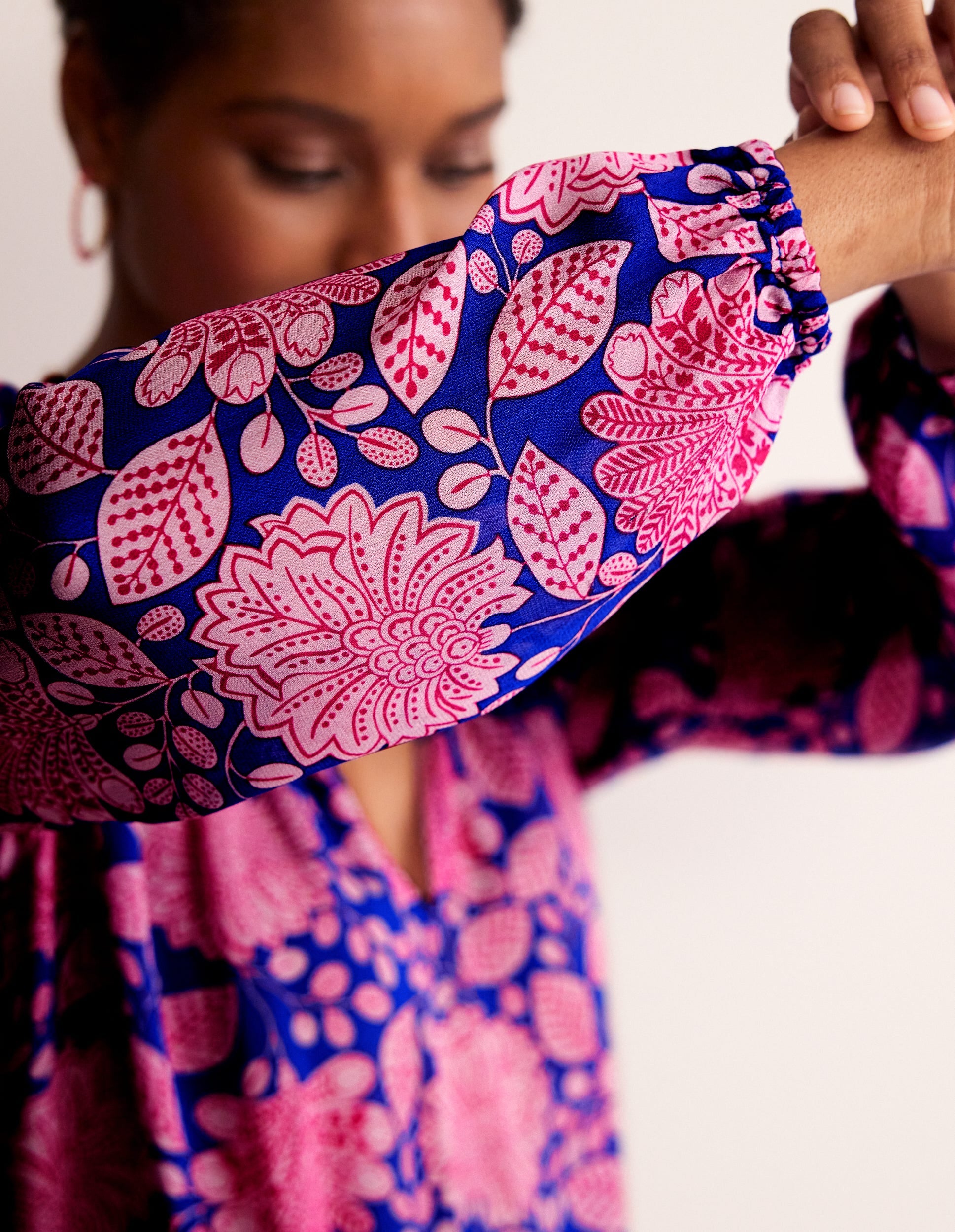 Top Grace-Bleu connecté, motif Gardenia Swirl - Image 2