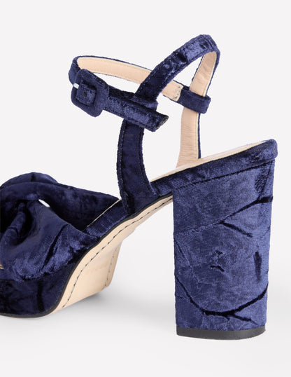 Plateauschuhe mit Absatz und Twistdetail-Navy Samt