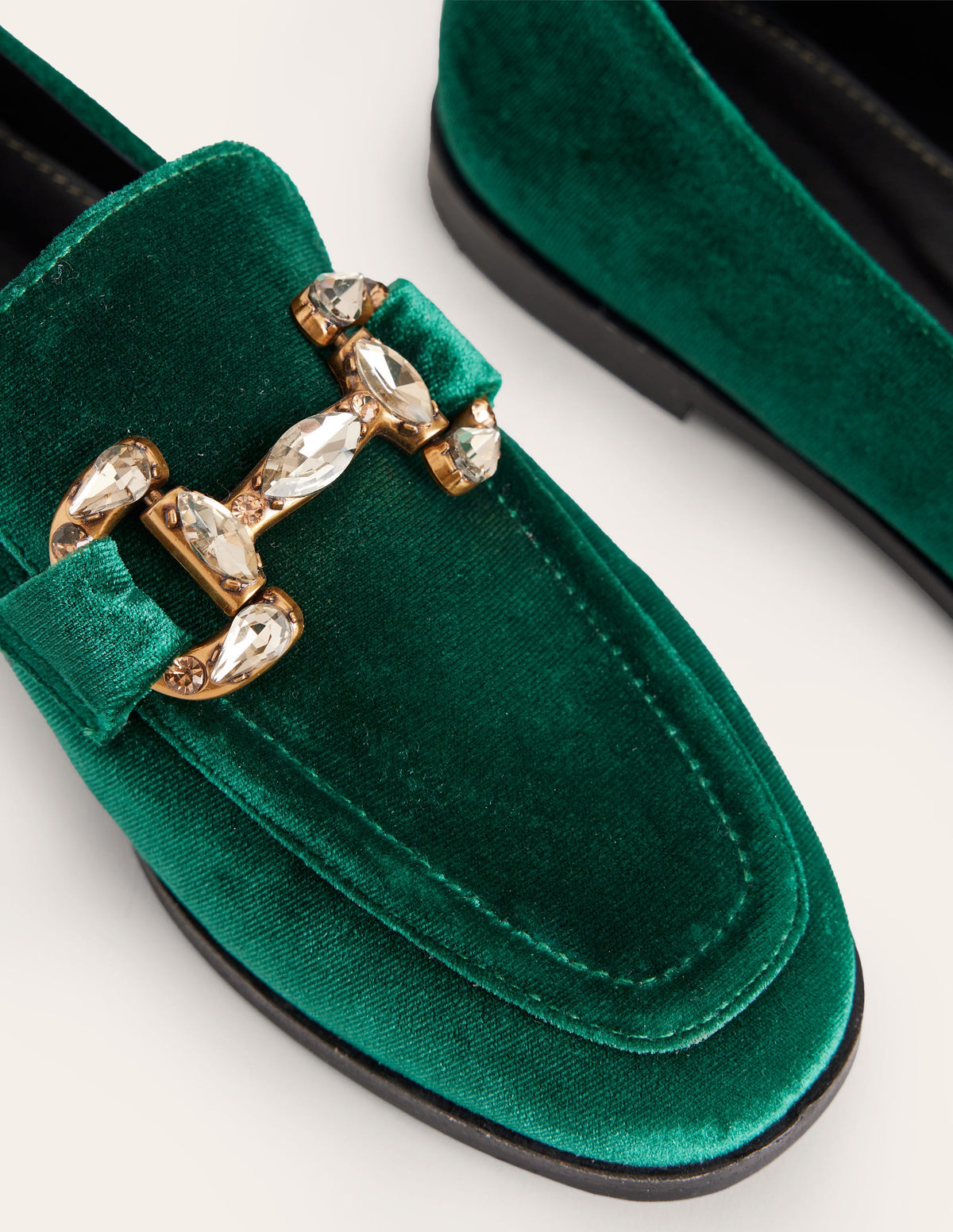 Iris Loafer mit Schmucksteinen und Trensendetail-Waldwiese Samt - Image 4