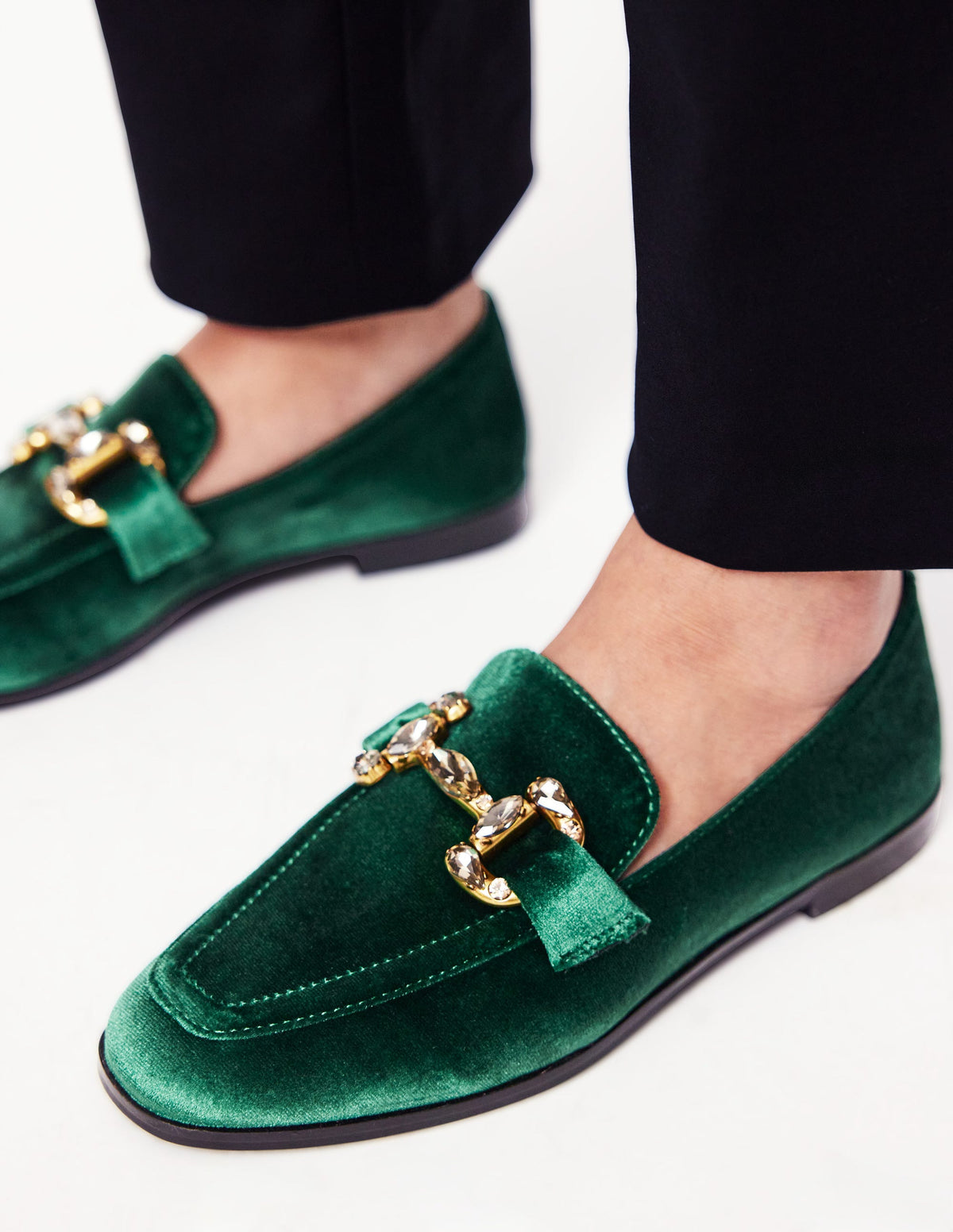 Iris Loafer mit Schmucksteinen und Trensendetail-Waldwiese Samt - Image 1