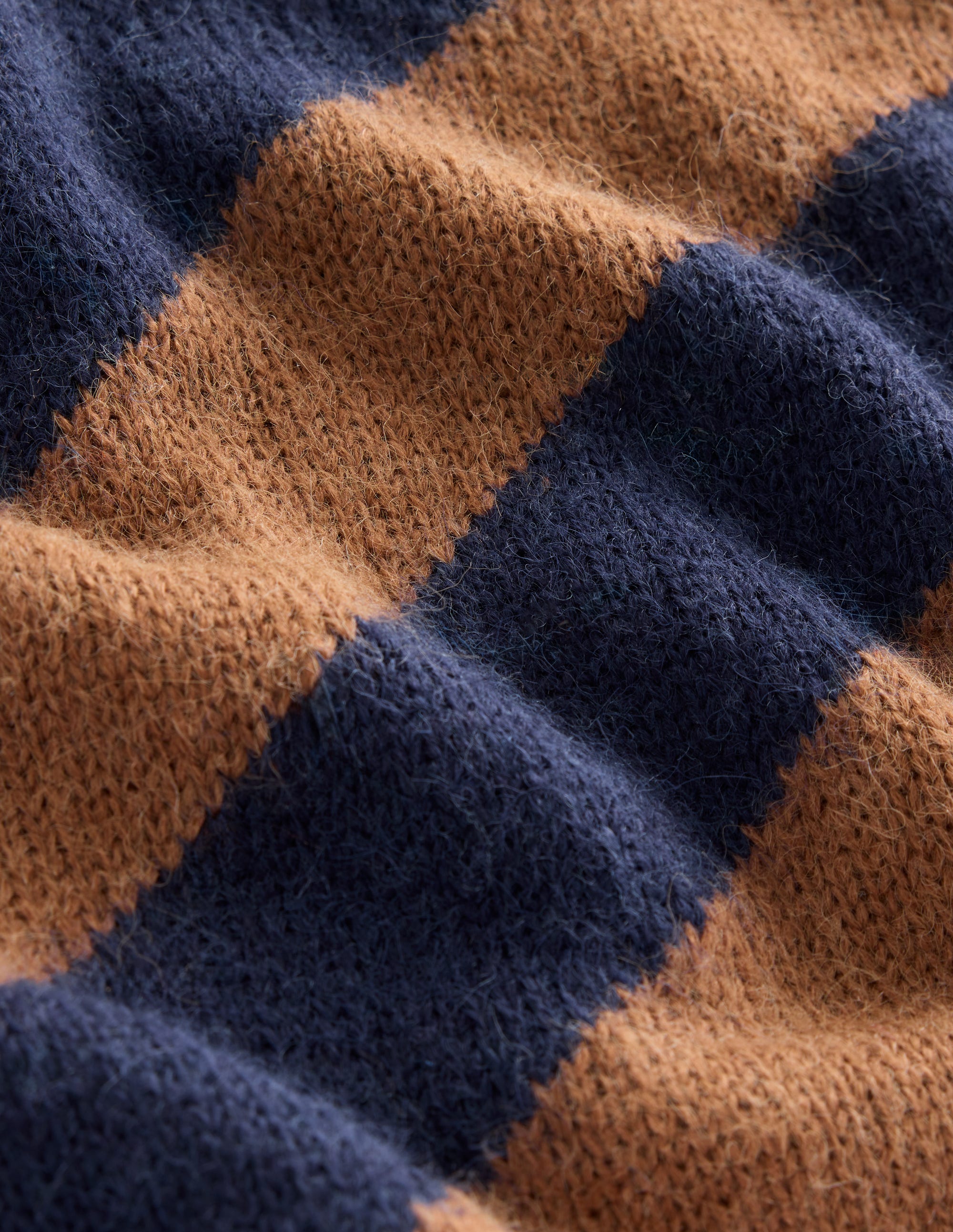 Flauschiger Pullover mit diagonalen Streifen-Camel/ Marineblau - Image 6