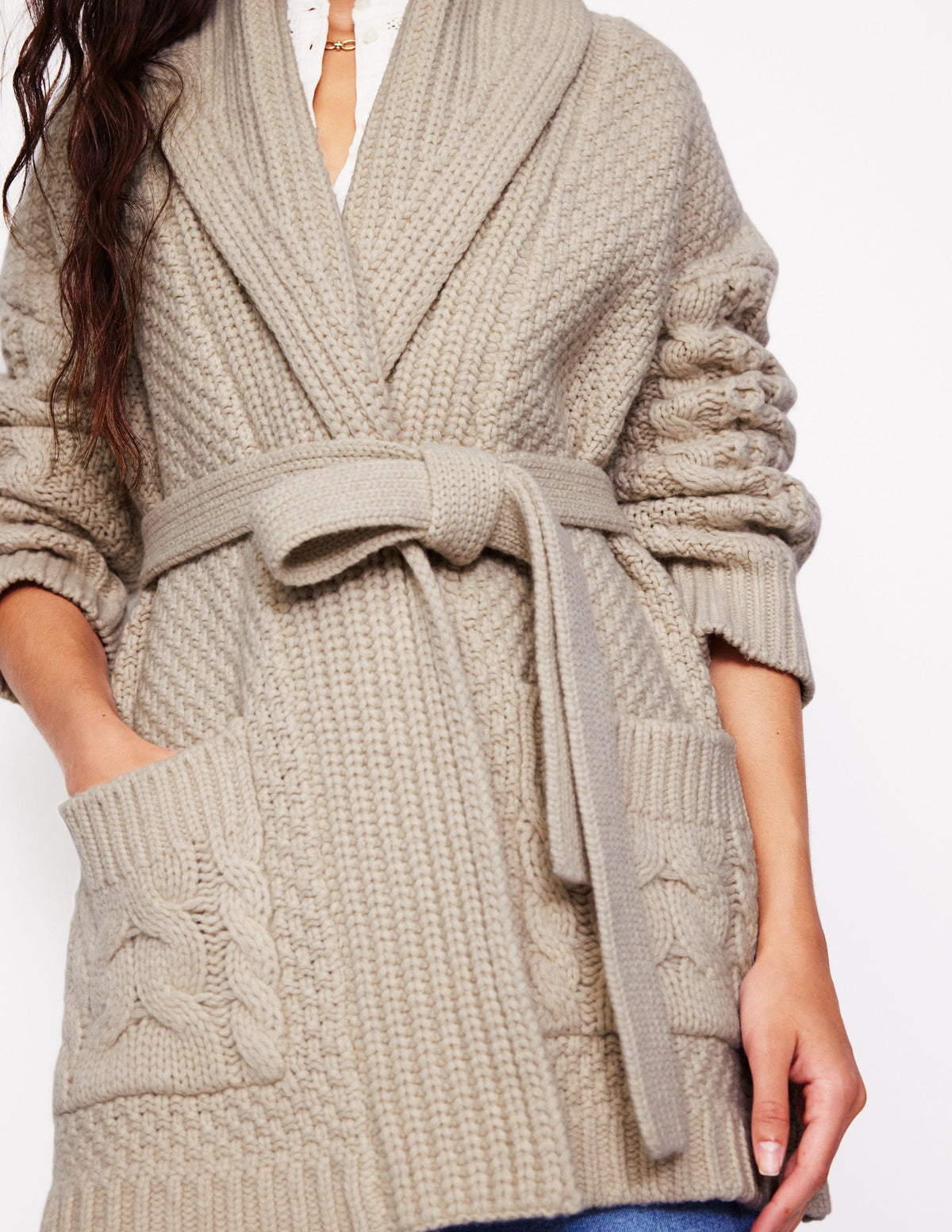 Strickjacke mit Zopfmuster und Gürtel-Lammfell - Image 2