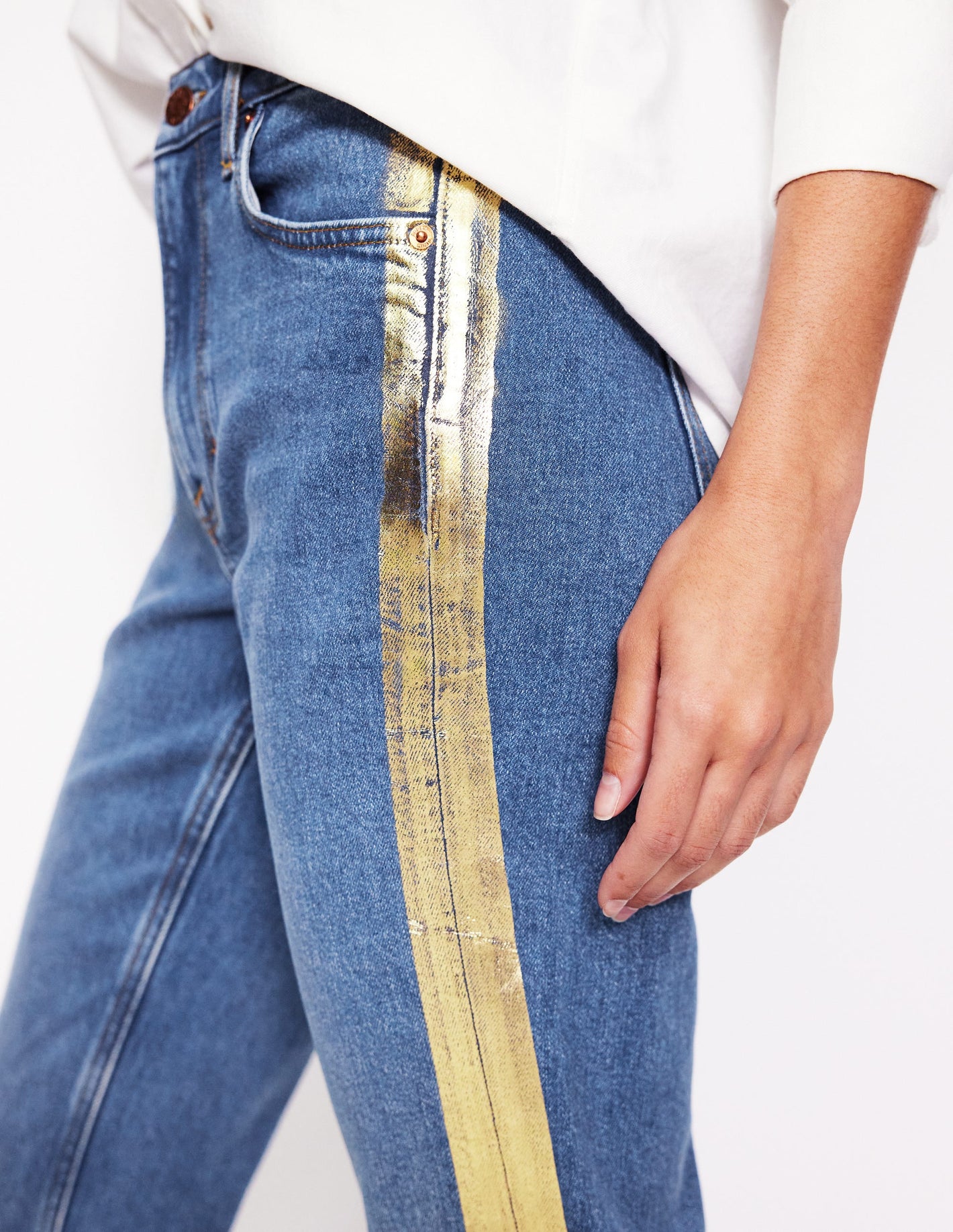 Girlfriend-Jeans-Metallic-Gold Seitenstreifen