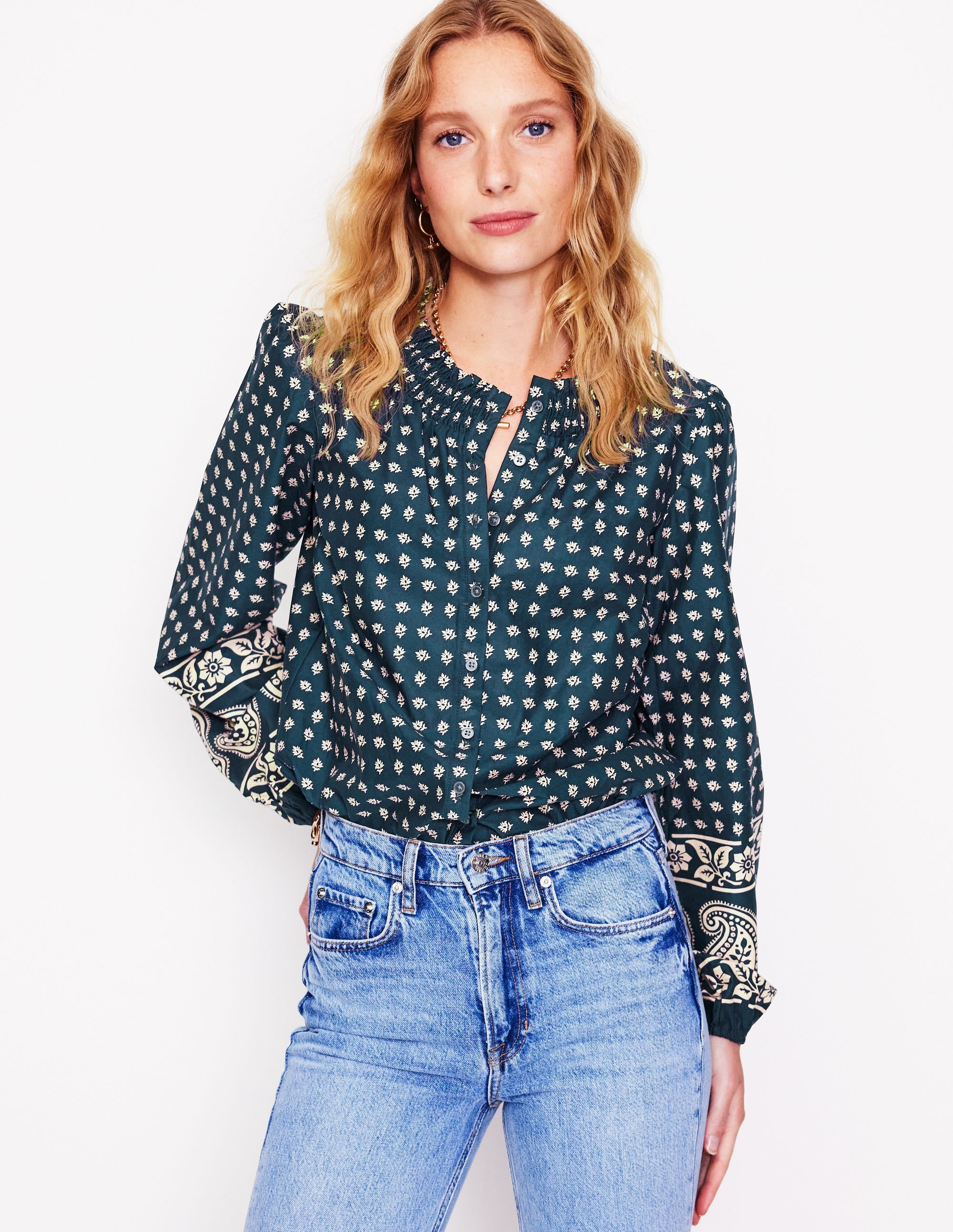 Blouse Mae en coton à smocks-Bleu jean, motif Decorative Sprig - Image 1