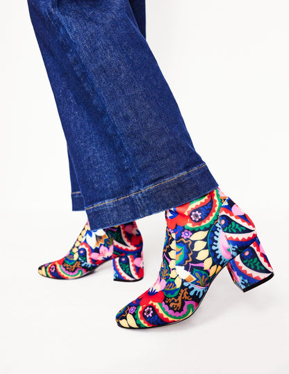 Kniehohe Stretchstiefel mit Absatz-Bunt, Botanik-Paisley