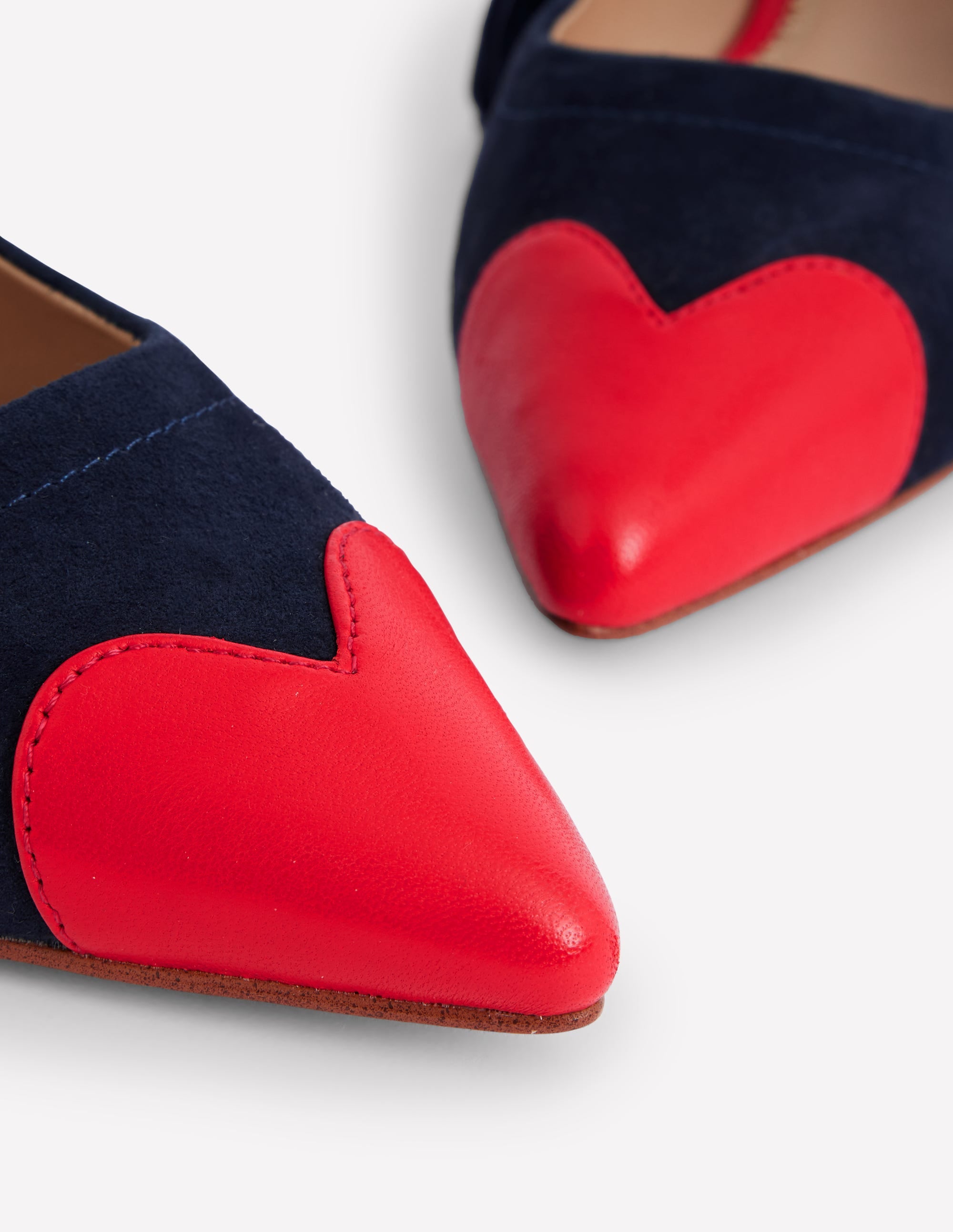 Chaussures plates à bout pointu et pampilles-Bleu marine et rouge coquelicot - Image 4