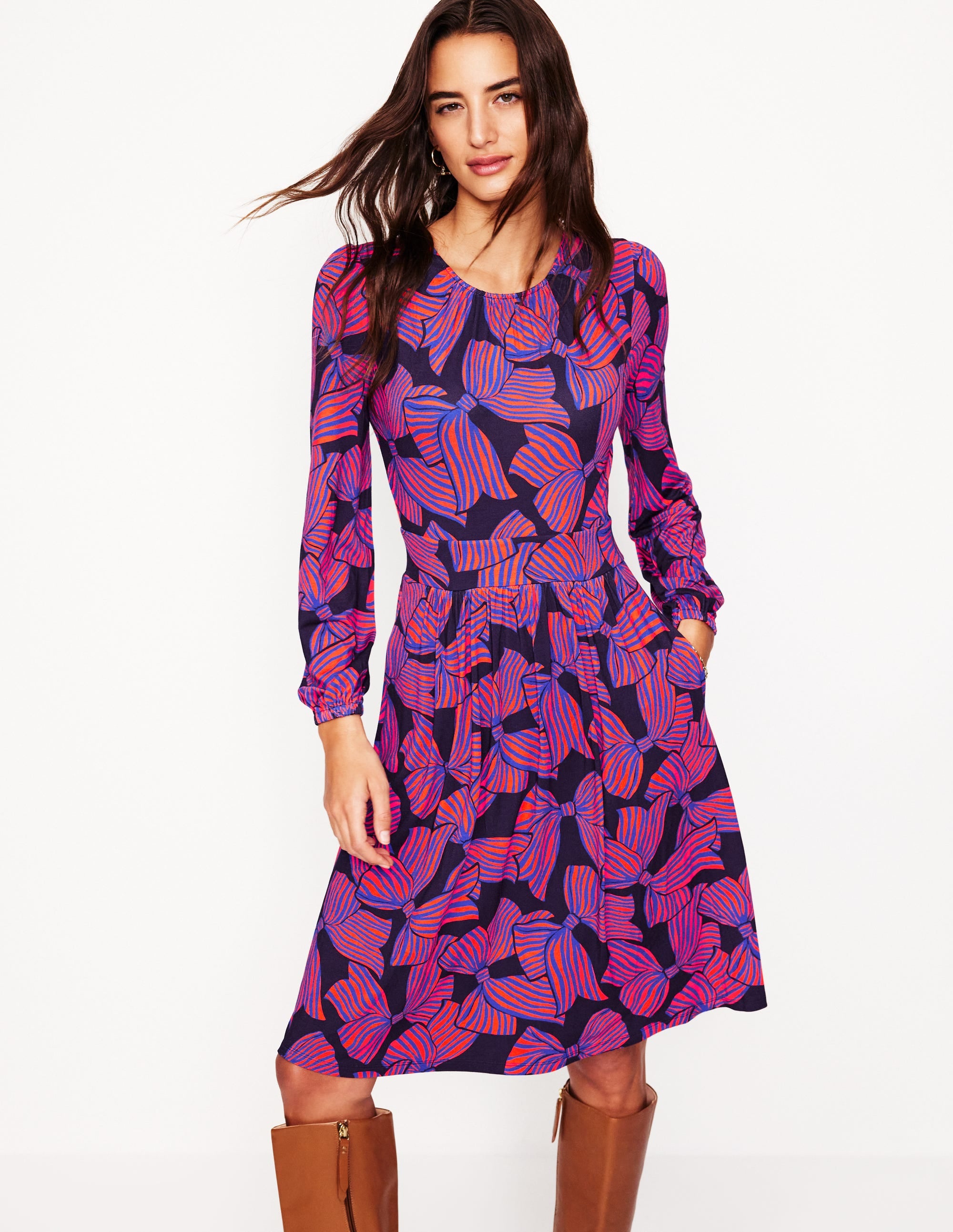 Alexandra Blouson-Jerseykleid-Französisches Marineblau, Großflächiges Schleifenmuster - Image 1