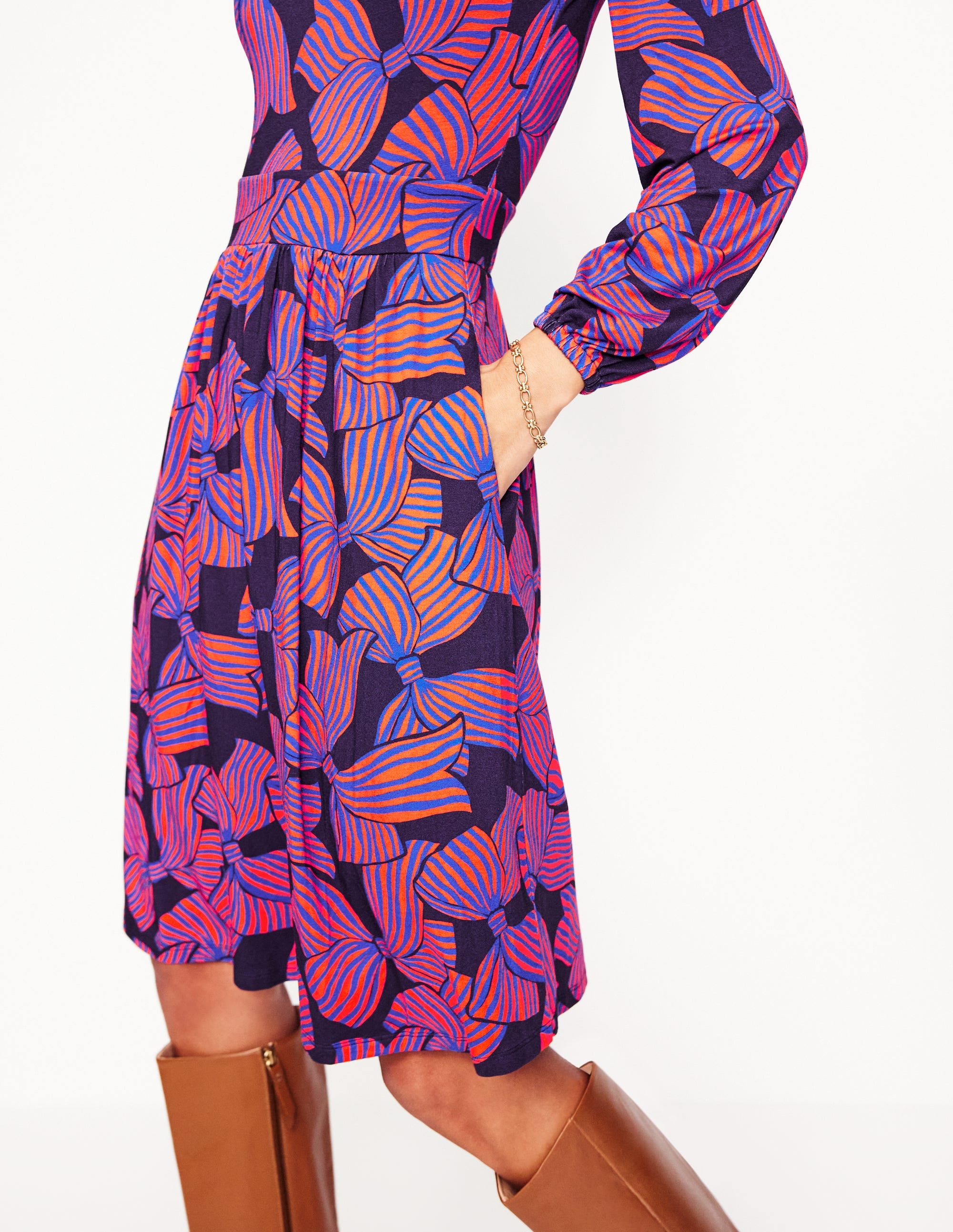 Alexandra Blouson-Jerseykleid-Französisches Marineblau, Großflächiges Schleifenmuster - Image 2