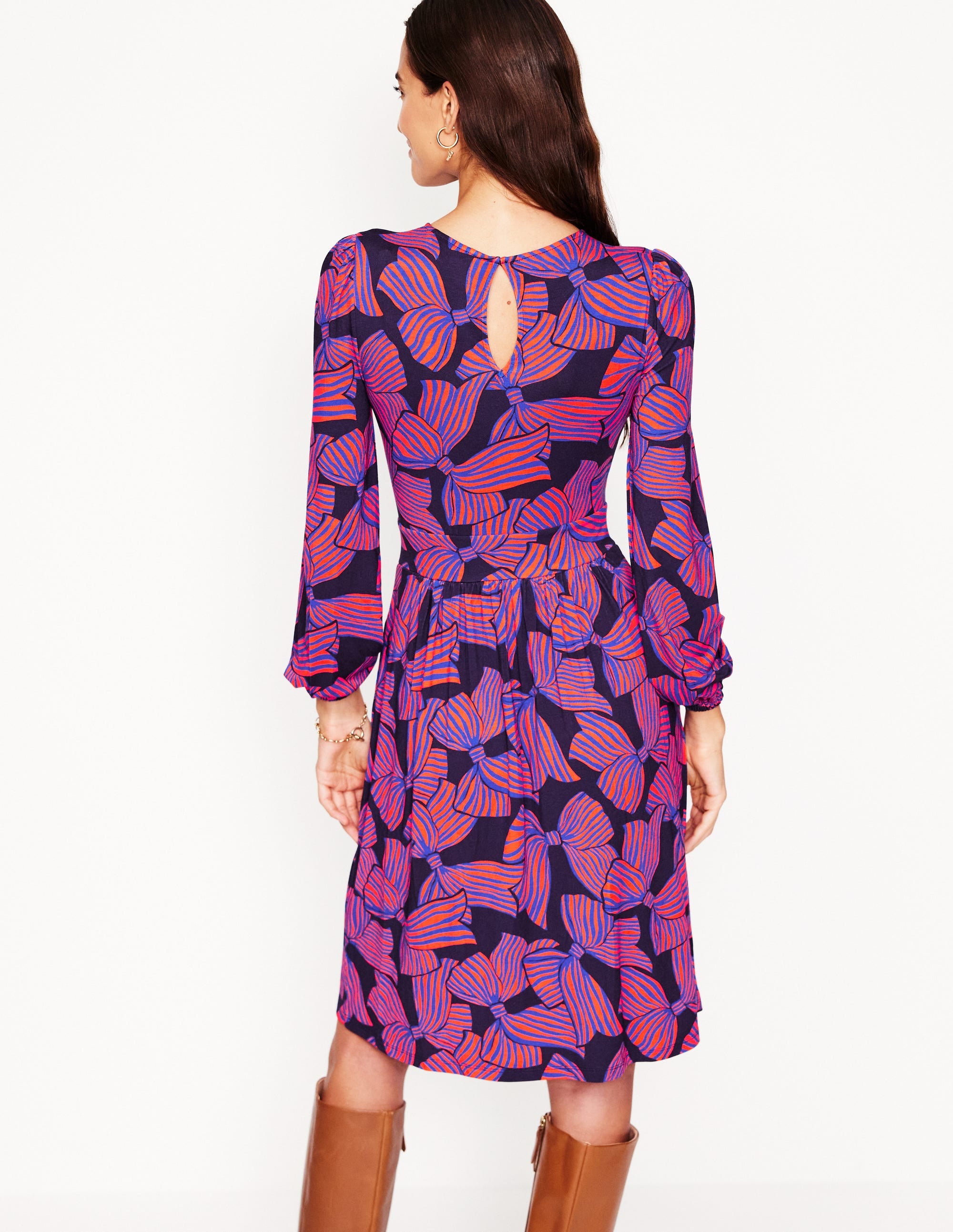 Alexandra Blouson-Jerseykleid-Französisches Marineblau, Großflächiges Schleifenmuster - Image 3