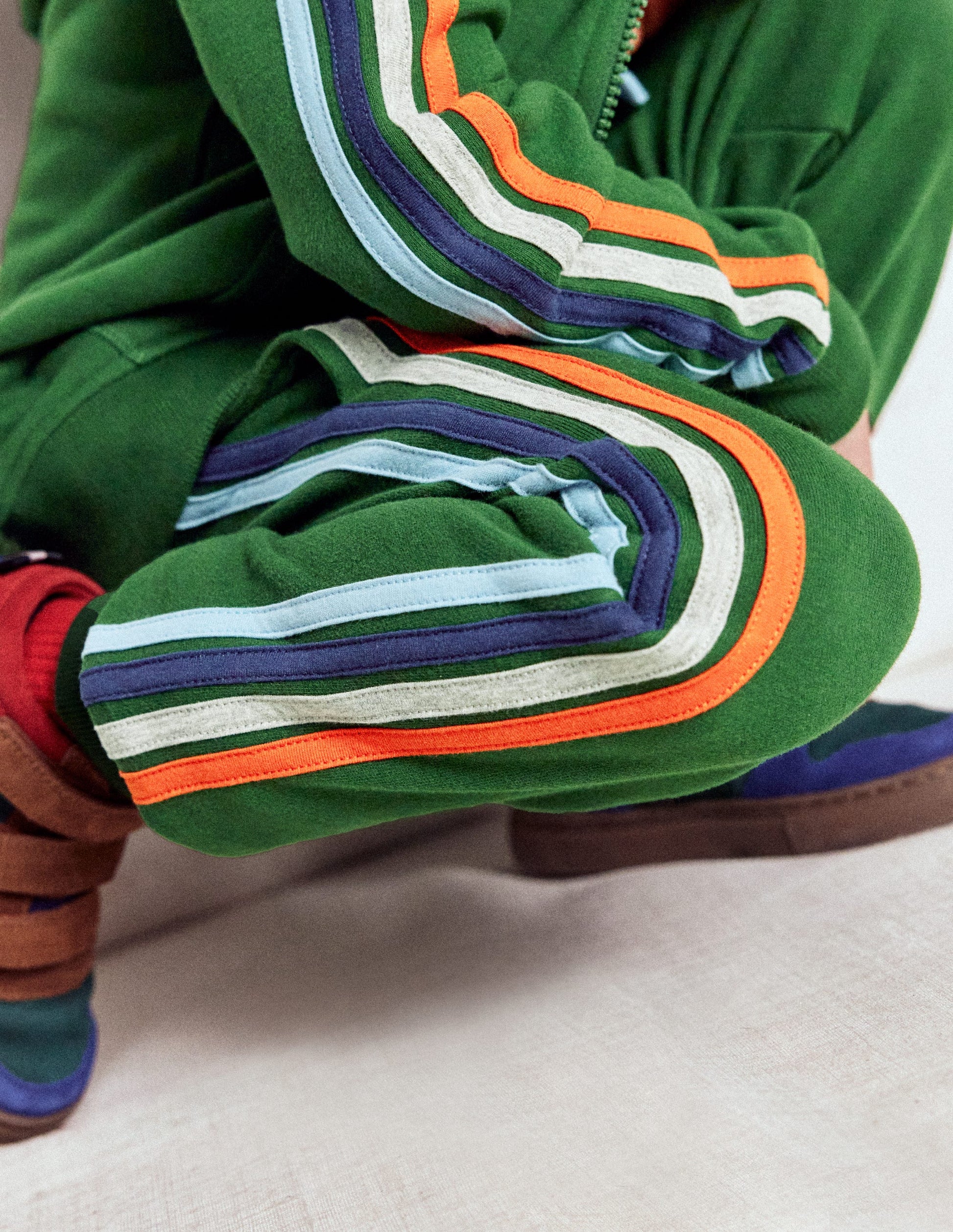 Jogginghose mit Streifen in Regenbogenfarben-Kieferngrün-2