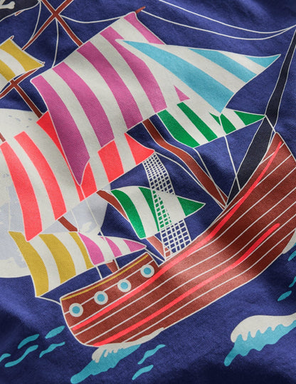 Im Dunkeln leuchtendes T-Shirt-Dämmerungsblau Piratenschiff