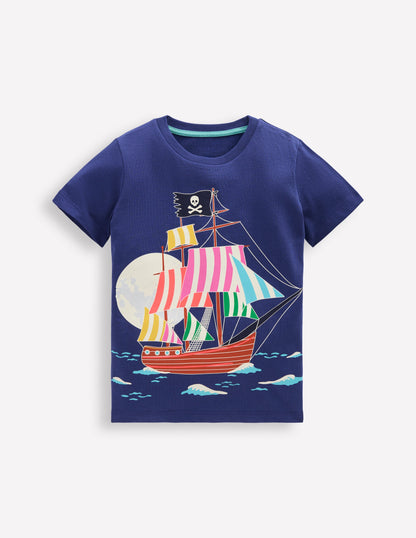 Im Dunkeln leuchtendes T-Shirt-Dämmerungsblau Piratenschiff