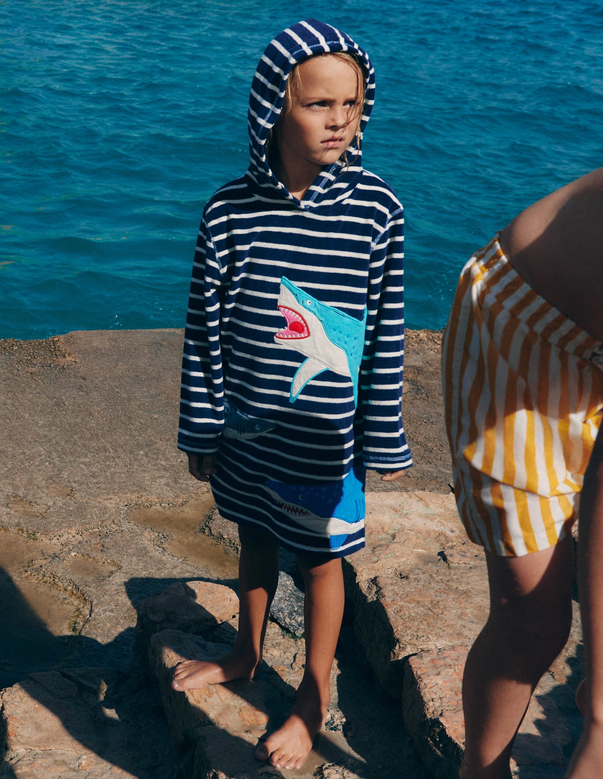 Poncho en éponge à appliqué-Requins bleu marine universitaire - Image 4