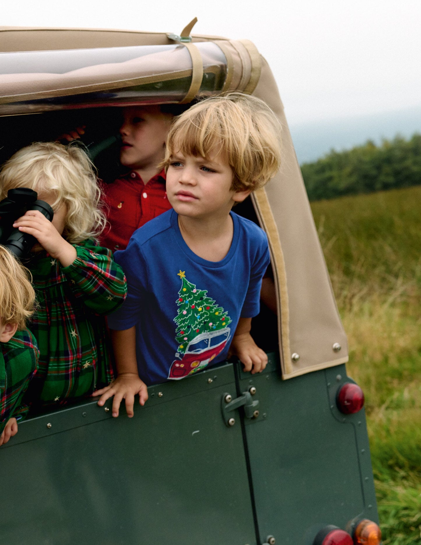 Im Dunkeln leuchtendes T-Shirt mit Superstitch-Dämmerungsblau Weihnachtsauto